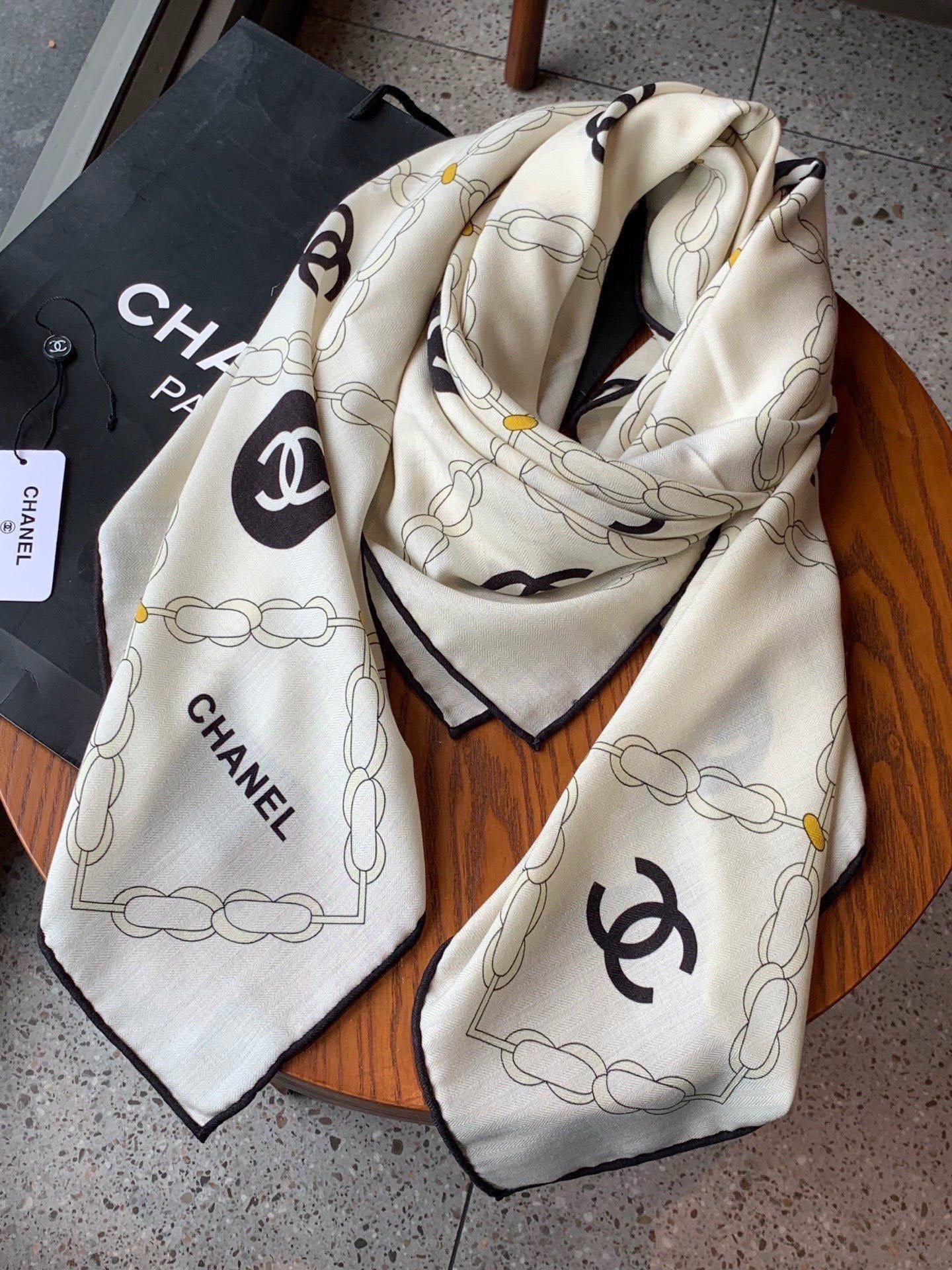高级成衣系列～Chanel  【140双面同色丝绒披肩】 此系列谱写一曲自由轻灵的赞歌 本系列作品创新演绎品牌的风格符号