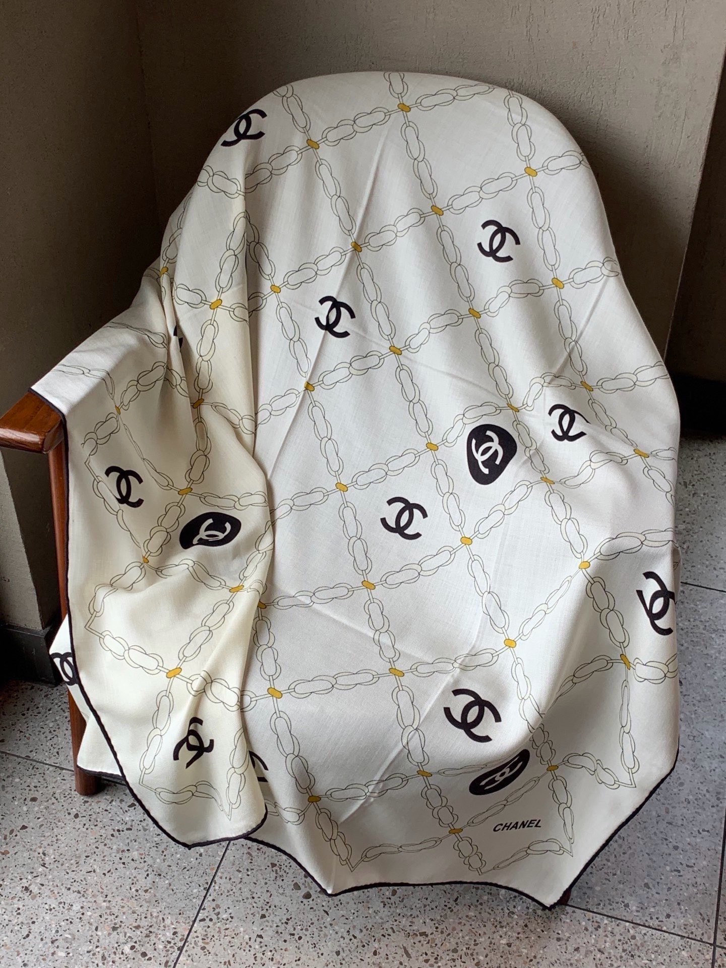 高级成衣系列～Chanel  【140双面同色丝绒披肩】 此系列谱写一曲自由轻灵的赞歌 本系列作品创新演绎品牌的风格符号