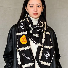 高级成衣系列~Chanel 【140双面同色丝绒披肩】 此系列谱写一曲自由轻灵的赞歌 本系列作品创新演绎品牌的风格符号 高级成衣系列~Chanel 【140双面同色丝绒披肩】 此系列谱写一曲自由轻灵的赞歌 本系列作品创新演绎品牌的风格符号