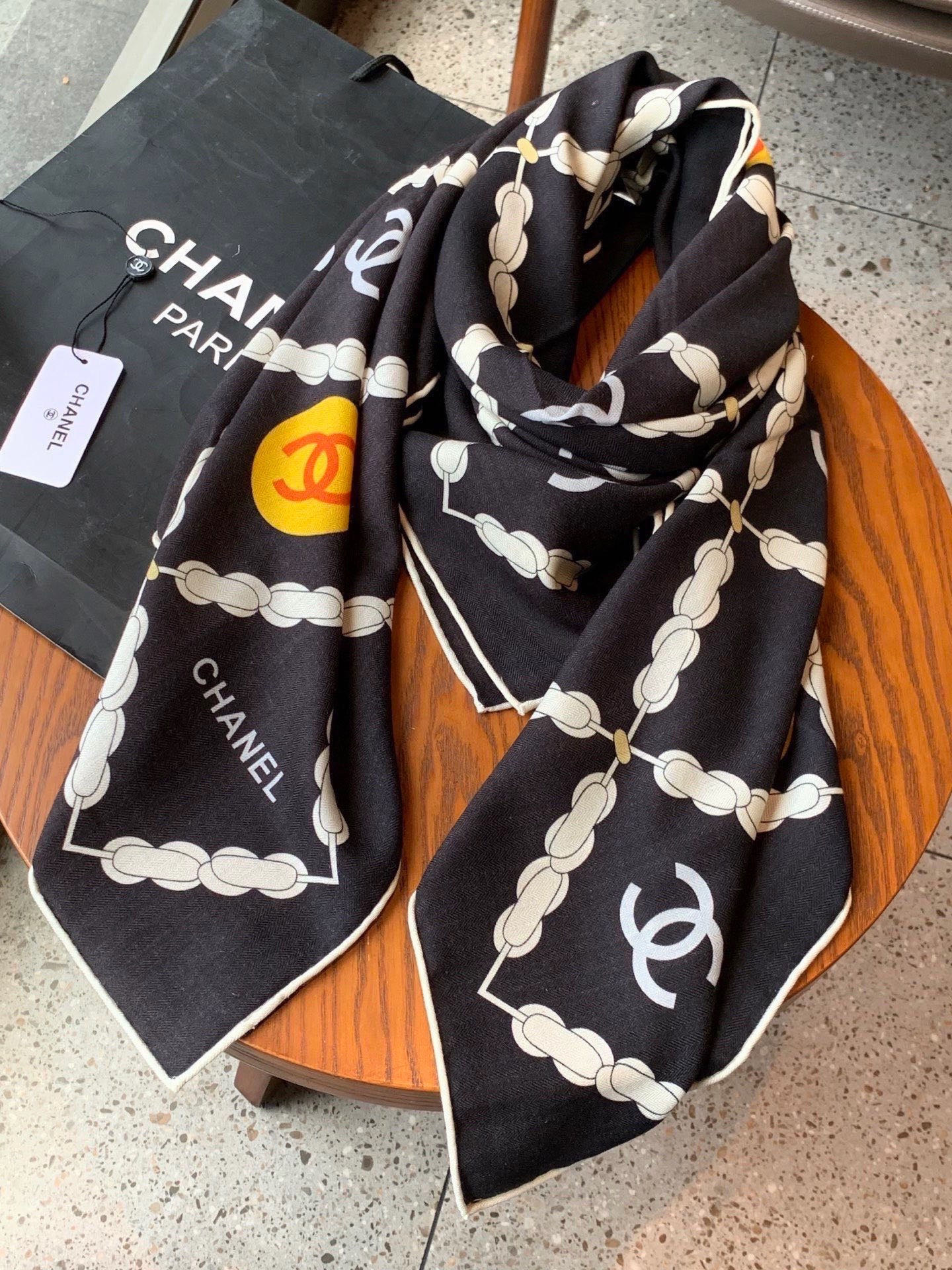 高级成衣系列～Chanel  【140双面同色丝绒披肩】 此系列谱写一曲自由轻灵的赞歌 本系列作品创新演绎品牌的风格符号