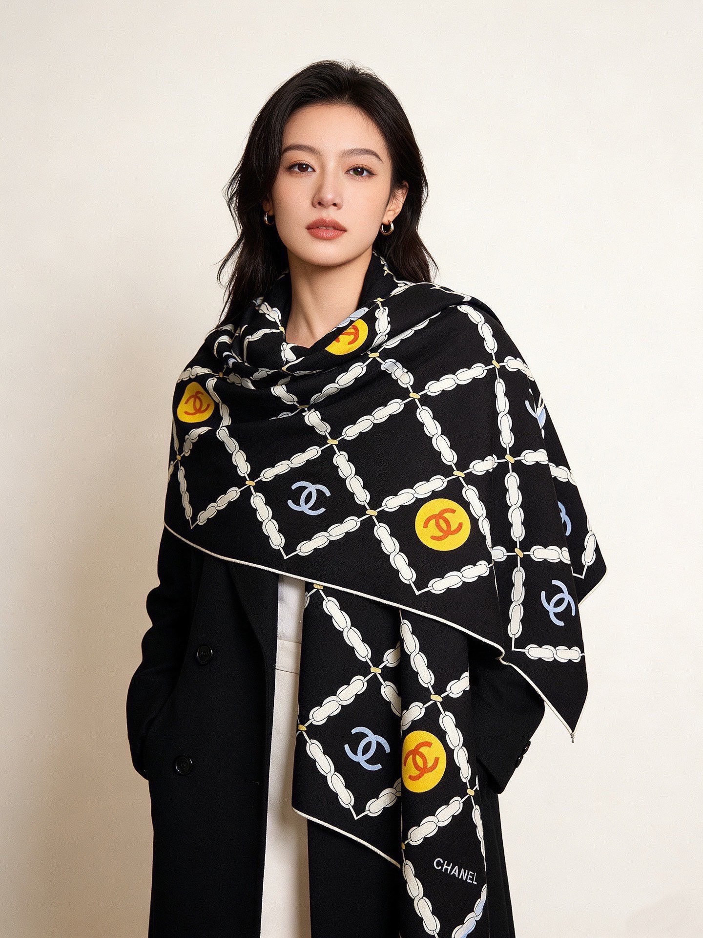 高级成衣系列～Chanel  【140双面同色丝绒披肩】 此系列谱写一曲自由轻灵的赞歌 本系列作品创新演绎品牌的风格符号