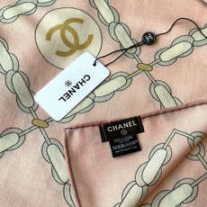 高级成衣系列~Chanel 【140双面同色丝绒披肩】 此系列谱写一曲自由轻灵的赞歌 本系列作品创新演绎品牌的风格符号 高级成衣系列~Chanel 【140双面同色丝绒披肩】 此系列谱写一曲自由轻灵的赞歌 本系列作品创新演绎品牌的风格符号