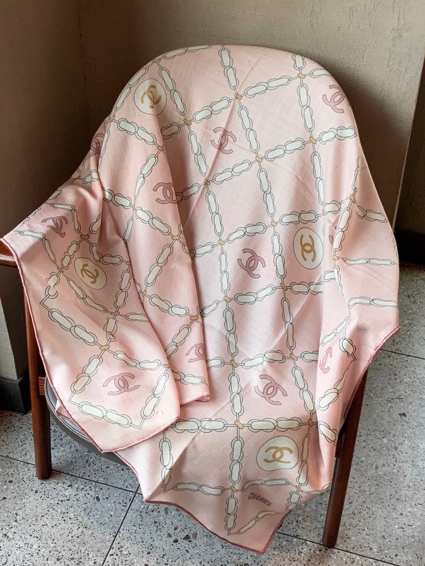 高级成衣系列~Chanel 【140双面同色丝绒披肩】 此系列谱写一曲自由轻灵的赞歌 本系列作品创新演绎品牌的风格符号 高级成衣系列~Chanel 【140双面同色丝绒披肩】 此系列谱写一曲自由轻灵的赞歌 本系列作品创新演绎品牌的风格符号