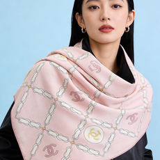 高级成衣系列~Chanel 【140双面同色丝绒披肩】 此系列谱写一曲自由轻灵的赞歌 本系列作品创新演绎品牌的风格符号 高级成衣系列~Chanel 【140双面同色丝绒披肩】 此系列谱写一曲自由轻灵的赞歌 本系列作品创新演绎品牌的风格符号