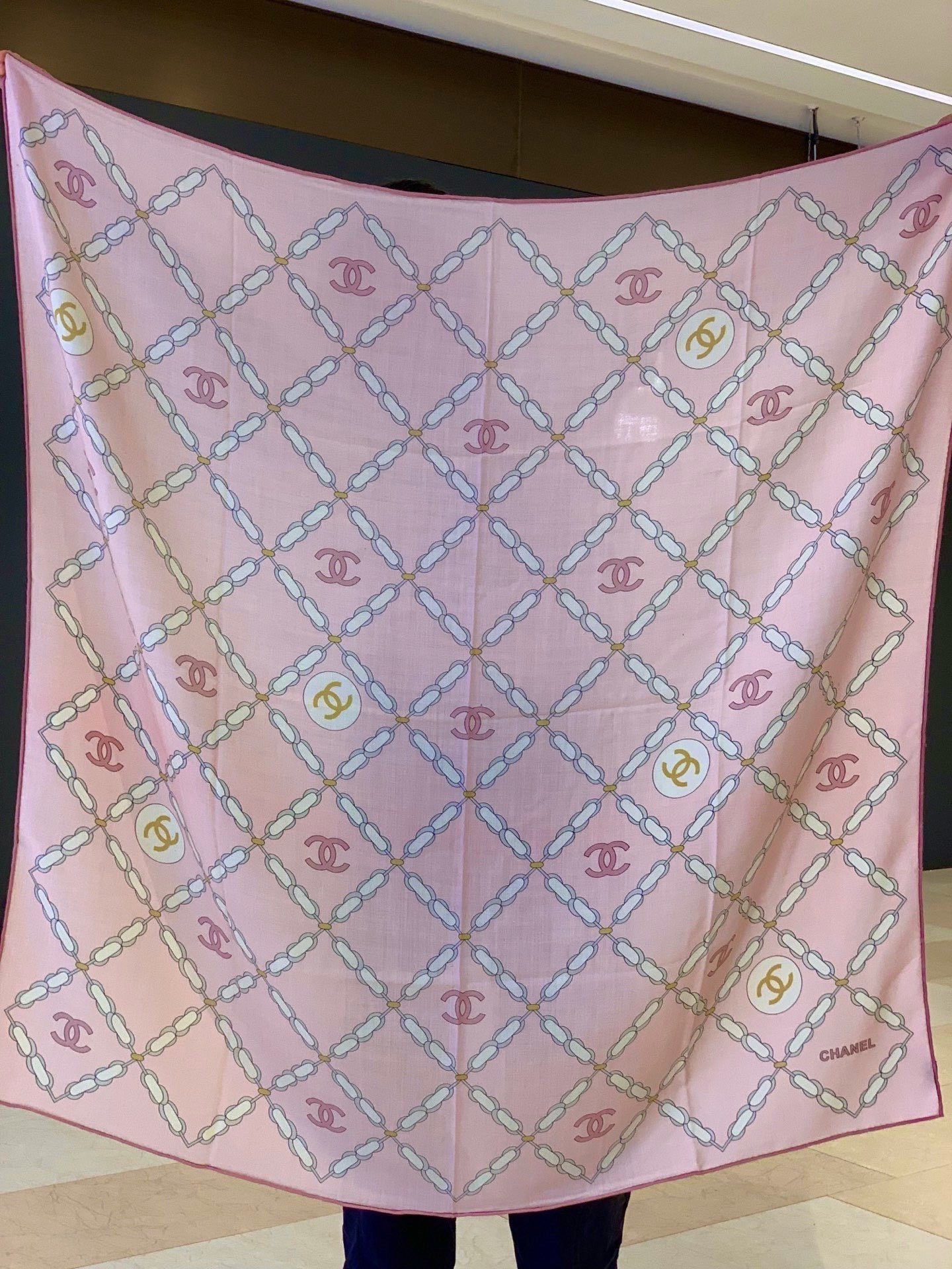 高级成衣系列~Chanel 【140双面同色丝绒披肩】 此系列谱写一曲自由轻灵的赞歌 本系列作品创新演绎品牌的风格符号 高级成衣系列~Chanel 【140双面同色丝绒披肩】 此系列谱写一曲自由轻灵的赞歌 本系列作品创新演绎品牌的风格符号