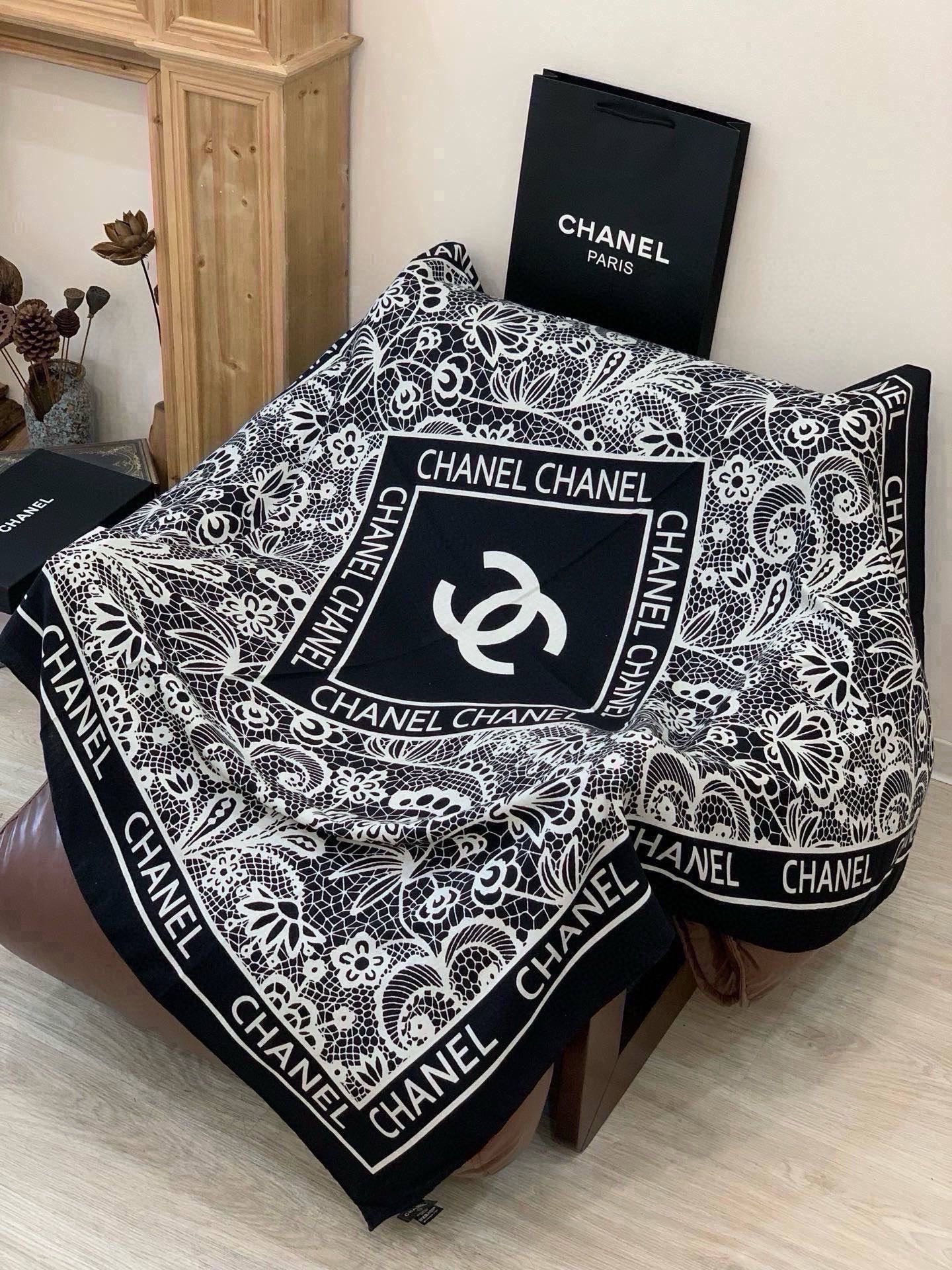 高级成衣系列~Chanel 【140双面同色丝绒披肩】 此系列谱写一曲自由轻灵的赞歌 本系列作品创新演绎品牌的风格符号 高级成衣系列~Chanel 【140双面同色丝绒披肩】 此系列谱写一曲自由轻灵的赞歌 本系列作品创新演绎品牌的风格符号