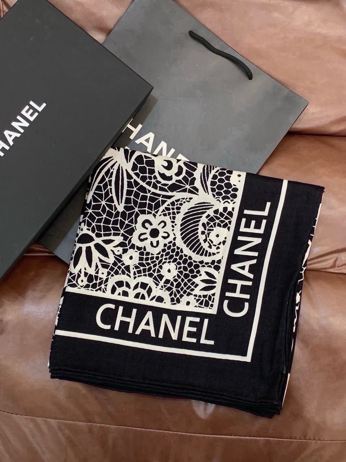 高级成衣系列~Chanel 【140双面同色丝绒披肩】 此系列谱写一曲自由轻灵的赞歌 本系列作品创新演绎品牌的风格符号 高级成衣系列~Chanel 【140双面同色丝绒披肩】 此系列谱写一曲自由轻灵的赞歌 本系列作品创新演绎品牌的风格符号