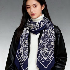 高级成衣系列~Chanel 【140双面同色丝绒披肩】 此系列谱写一曲自由轻灵的赞歌 本系列作品创新演绎品牌的风格符号 高级成衣系列~Chanel 【140双面同色丝绒披肩】 此系列谱写一曲自由轻灵的赞歌 本系列作品创新演绎品牌的风格符号