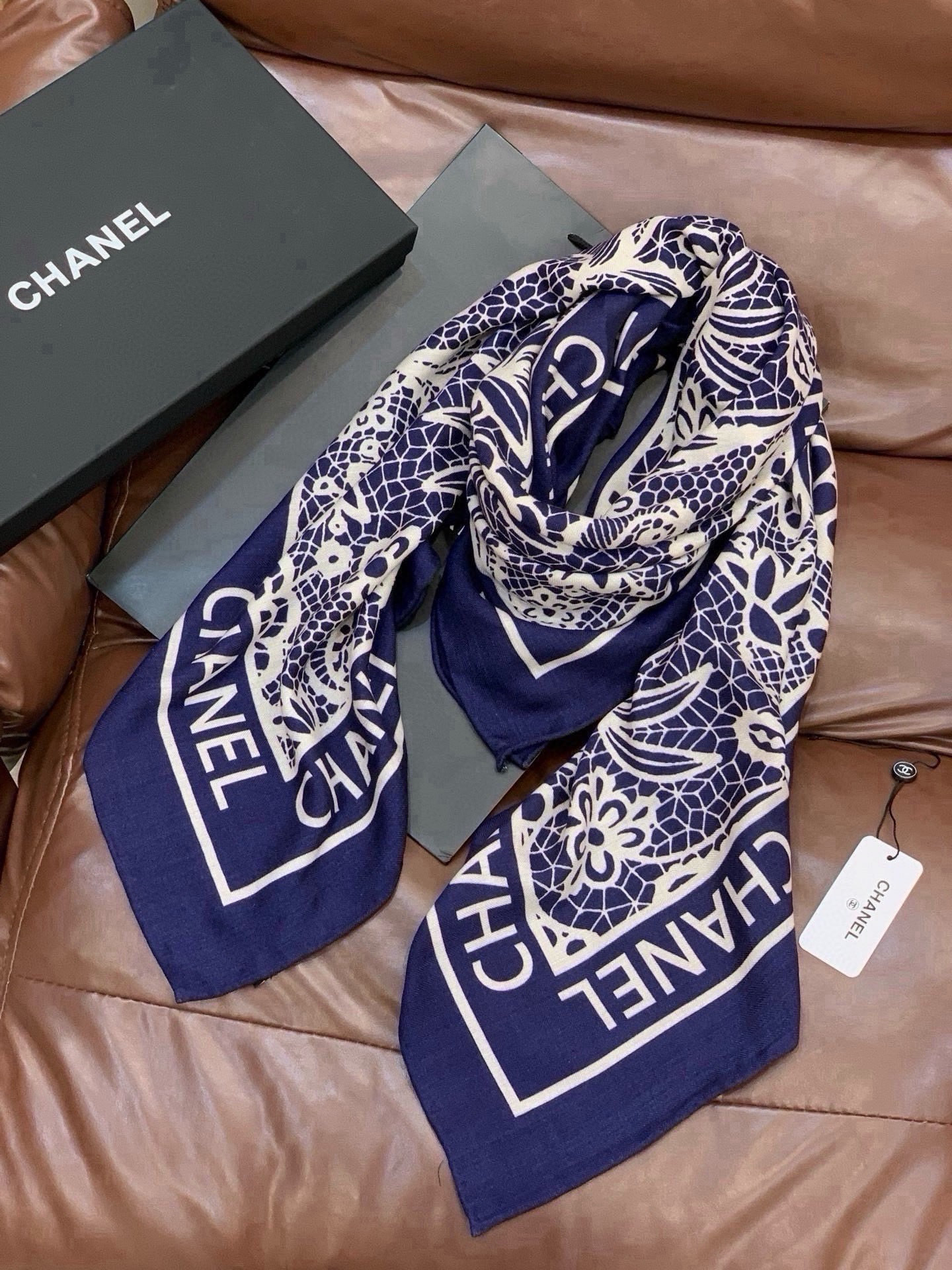 高级成衣系列～Chanel  【140双面同色丝绒披肩】 此系列谱写一曲自由轻灵的赞歌 本系列作品创新演绎品牌的风格符号