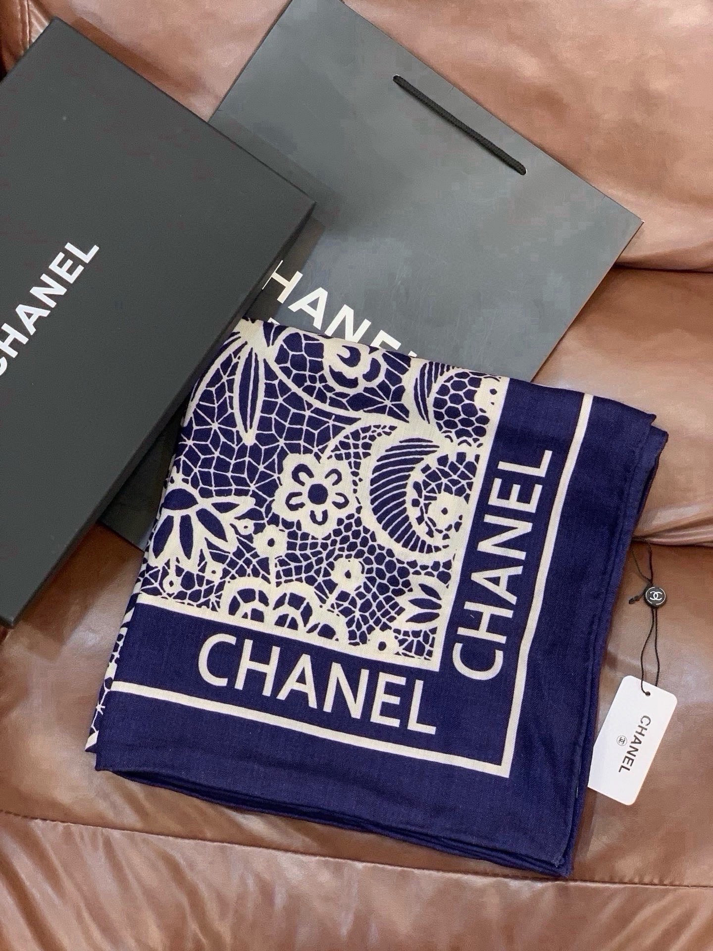 高级成衣系列～Chanel  【140双面同色丝绒披肩】 此系列谱写一曲自由轻灵的赞歌 本系列作品创新演绎品牌的风格符号