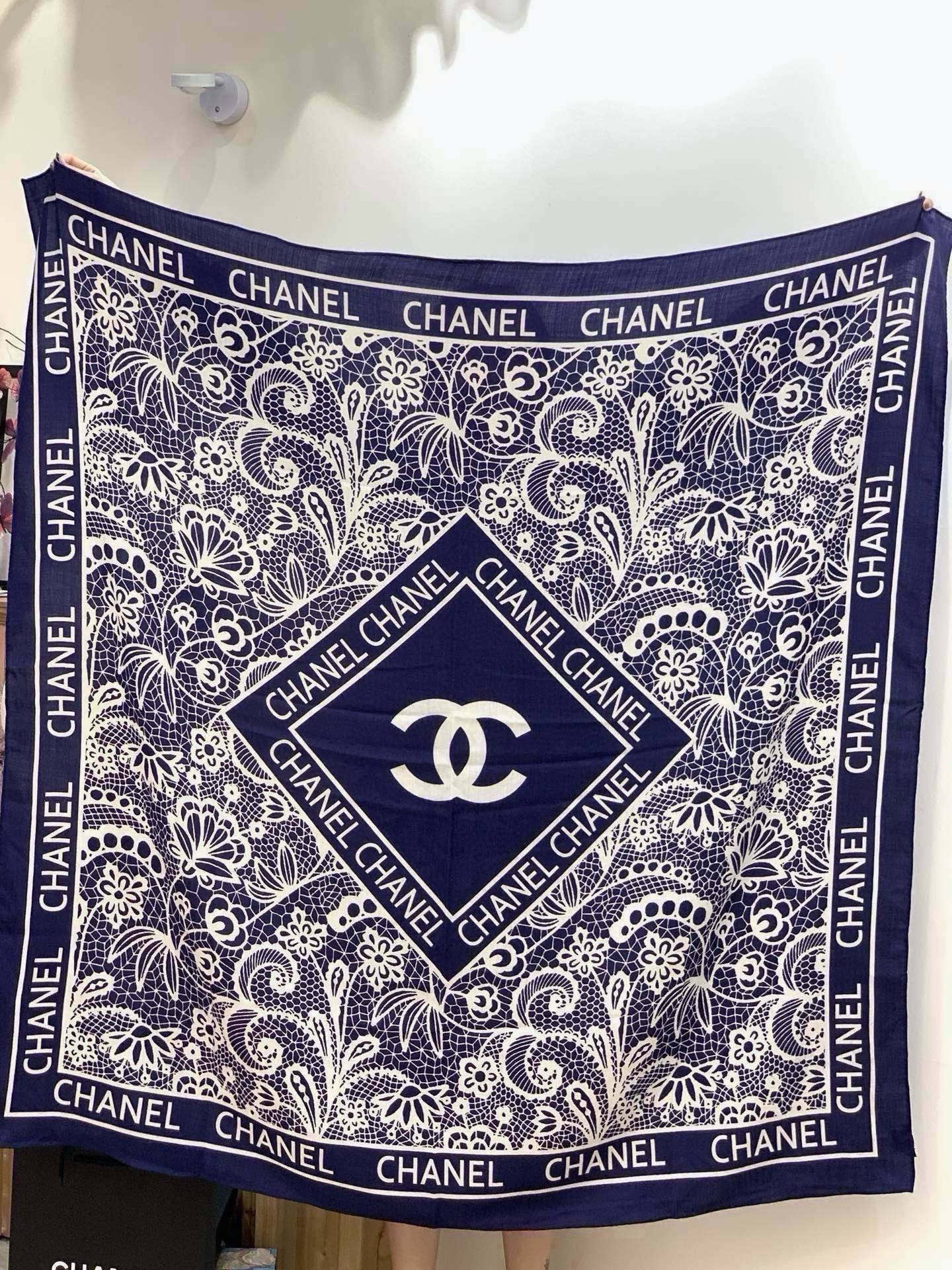 高级成衣系列～Chanel  【140双面同色丝绒披肩】 此系列谱写一曲自由轻灵的赞歌 本系列作品创新演绎品牌的风格符号