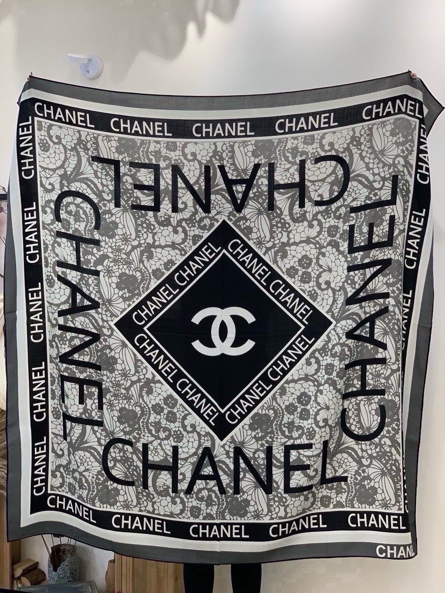 高级成衣系列～Chanel  【140双面同色丝绒披肩】 此系列谱写一曲自由轻灵的赞歌 本系列作品创新演绎品牌的风格符号