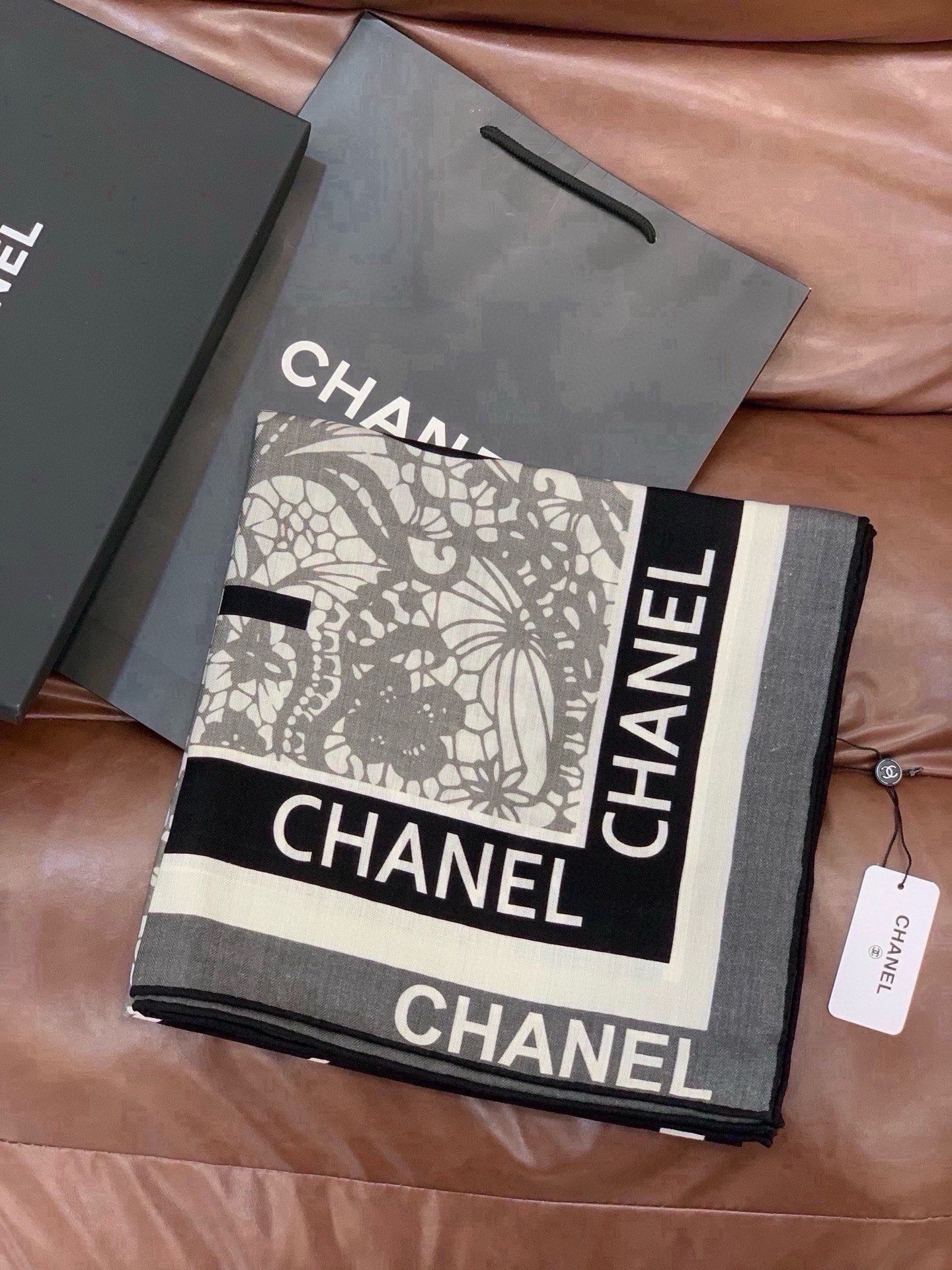 高级成衣系列～Chanel  【140双面同色丝绒披肩】 此系列谱写一曲自由轻灵的赞歌 本系列作品创新演绎品牌的风格符号