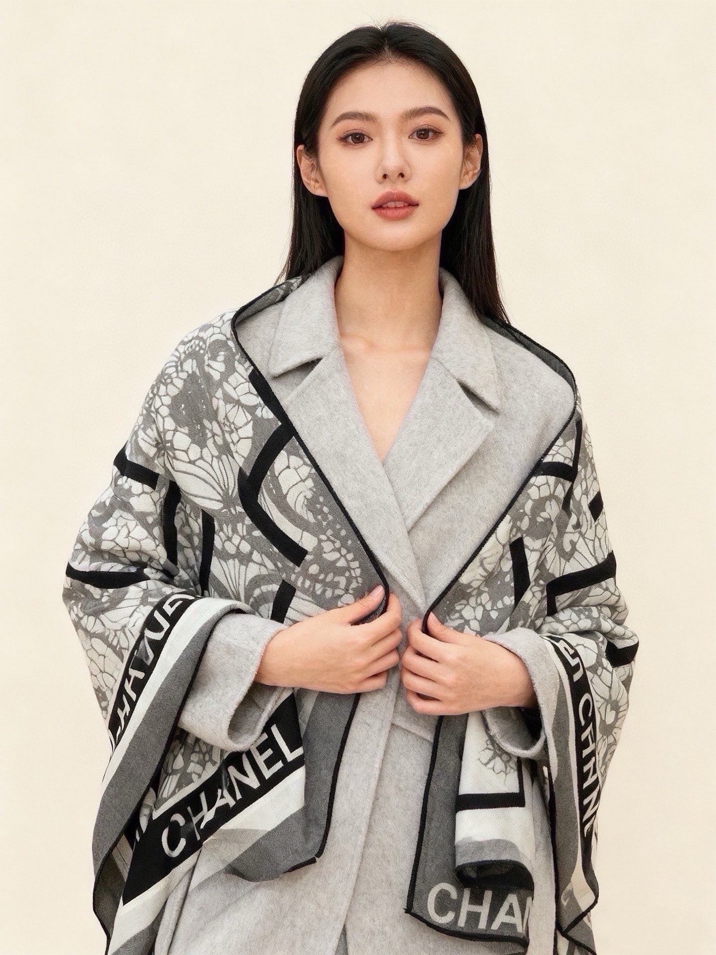 高级成衣系列～Chanel  【140双面同色丝绒披肩】 此系列谱写一曲自由轻灵的赞歌 本系列作品创新演绎品牌的风格符号