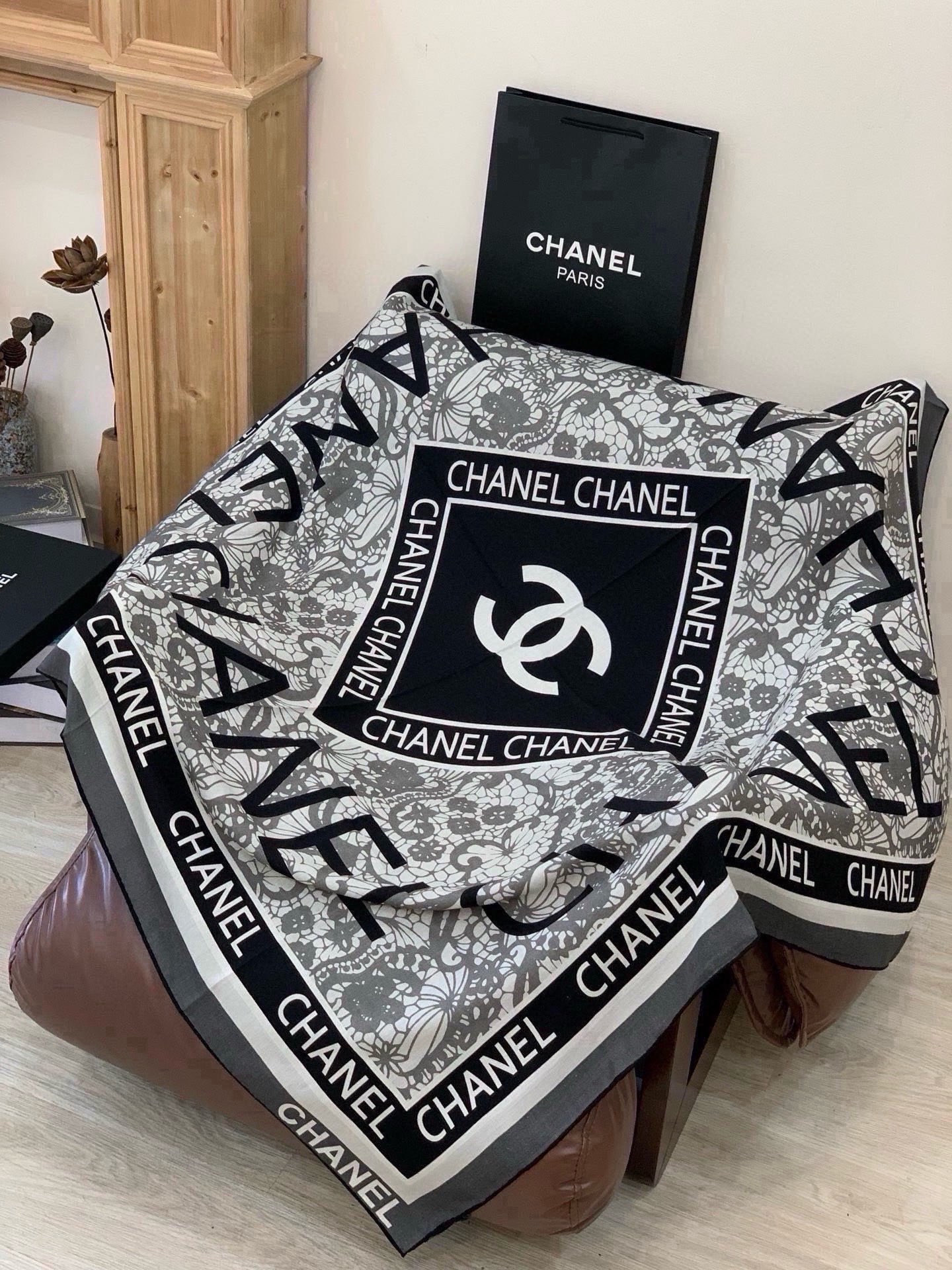 高级成衣系列～Chanel  【140双面同色丝绒披肩】 此系列谱写一曲自由轻灵的赞歌 本系列作品创新演绎品牌的风格符号