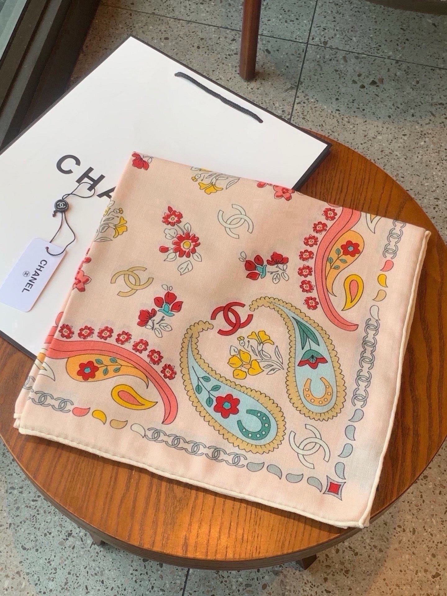 高级成衣系列～Chanel  【140双面同色丝绒披肩】 此系列谱写一曲自由轻灵的赞歌 本系列作品创新演绎品牌的风格符号