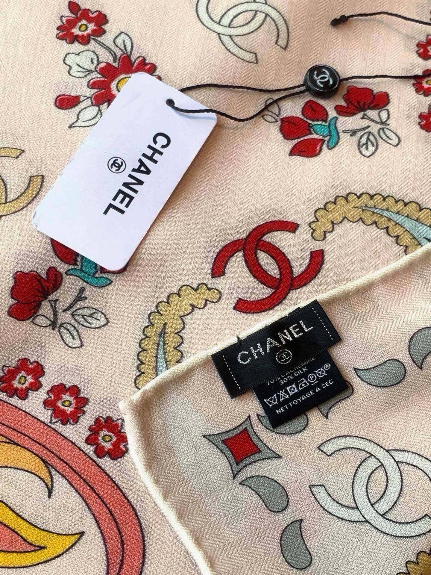 高级成衣系列～Chanel  【140双面同色丝绒披肩】 此系列谱写一曲自由轻灵的赞歌 本系列作品创新演绎品牌的风格符号