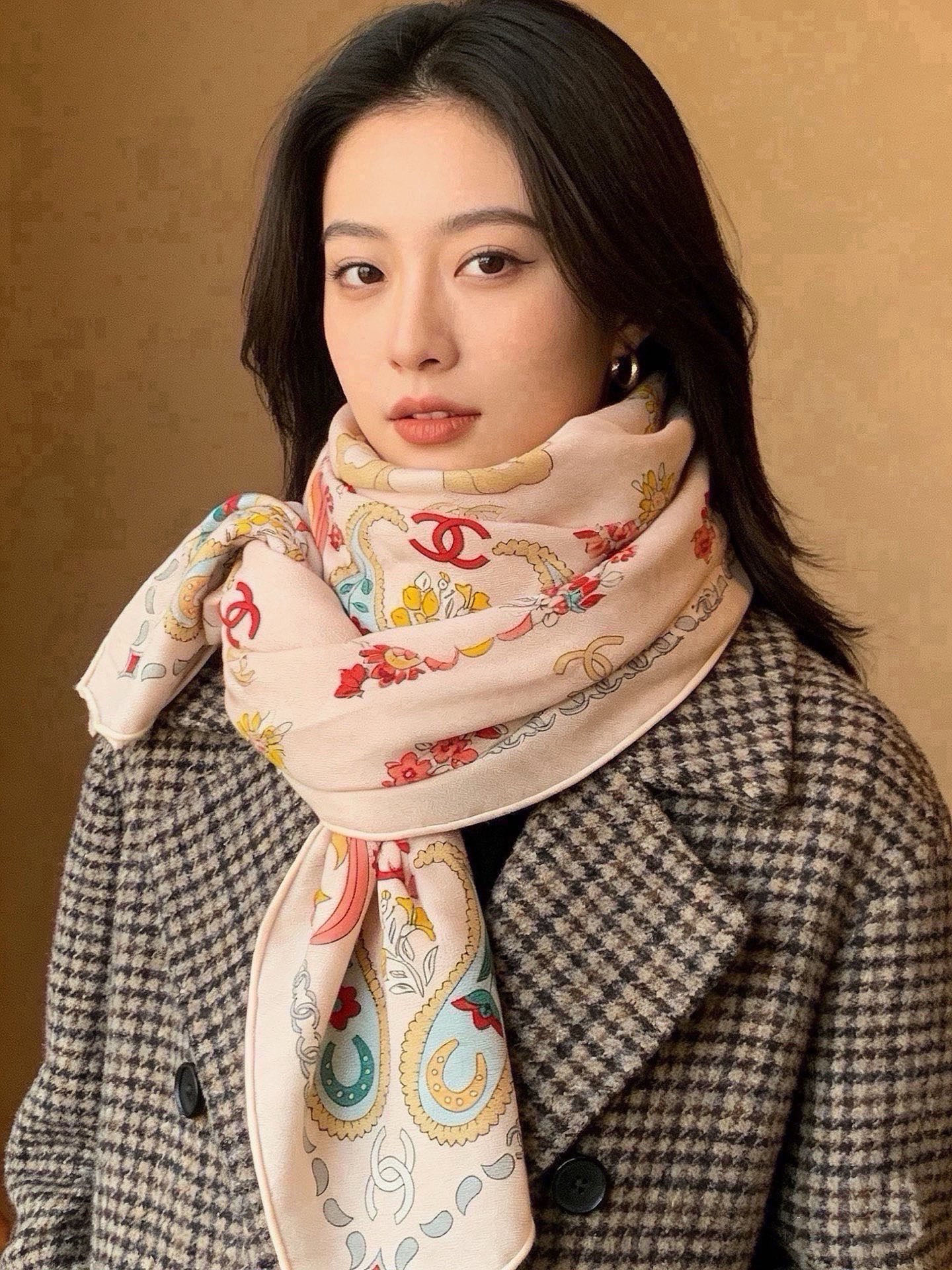 高级成衣系列～Chanel  【140双面同色丝绒披肩】 此系列谱写一曲自由轻灵的赞歌 本系列作品创新演绎品牌的风格符号