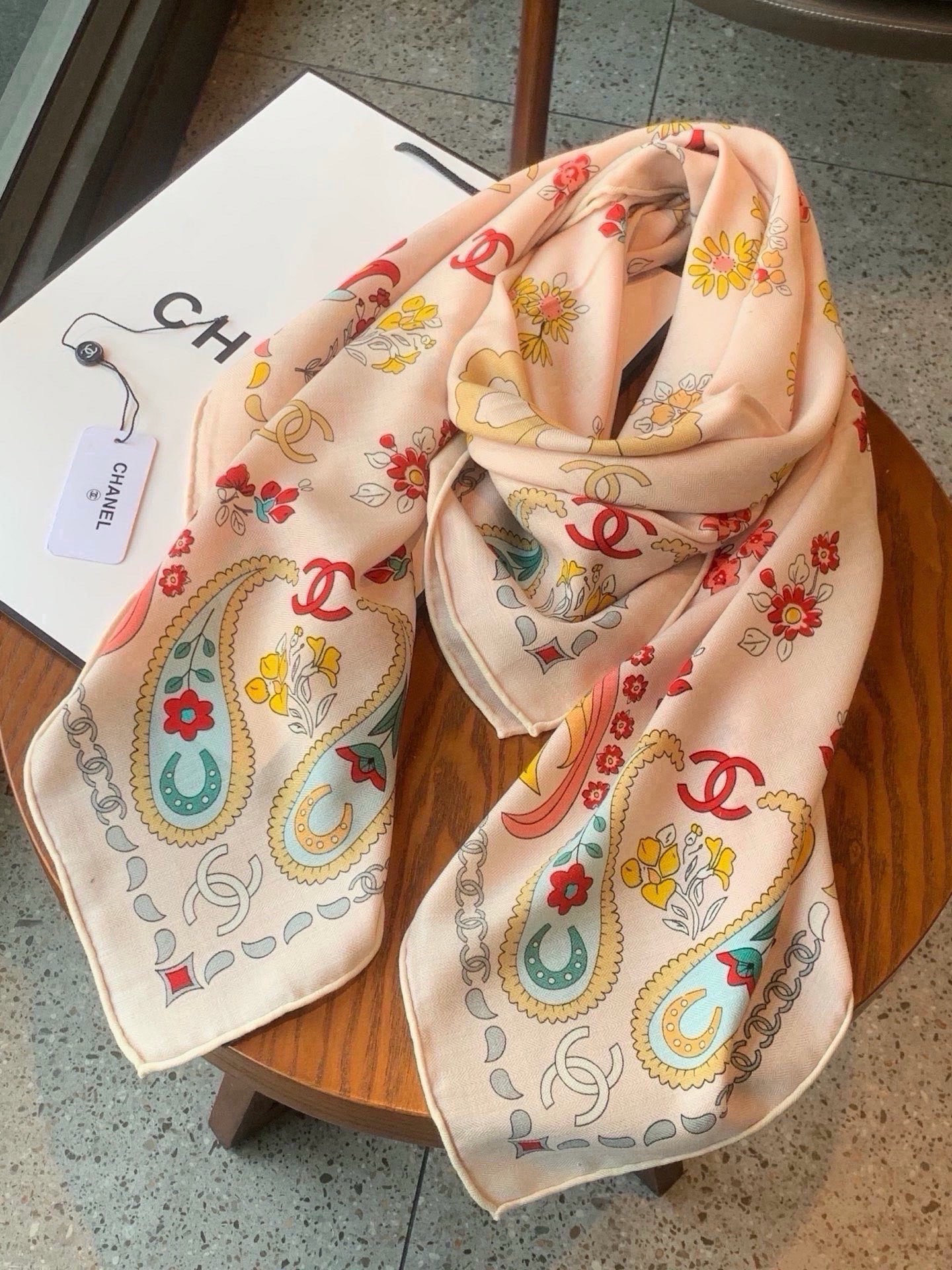 高级成衣系列～Chanel  【140双面同色丝绒披肩】 此系列谱写一曲自由轻灵的赞歌 本系列作品创新演绎品牌的风格符号