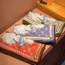 LV x TM 140披肩 【140顶级丝绒双面同色披肩】 本款L Multicolor披肩出自路易威登与知名日本艺术家 LV x TM 140披肩 【140顶级丝绒双面同色披肩】 本款L Multicolor披肩出自路易威登与知名日本艺术家