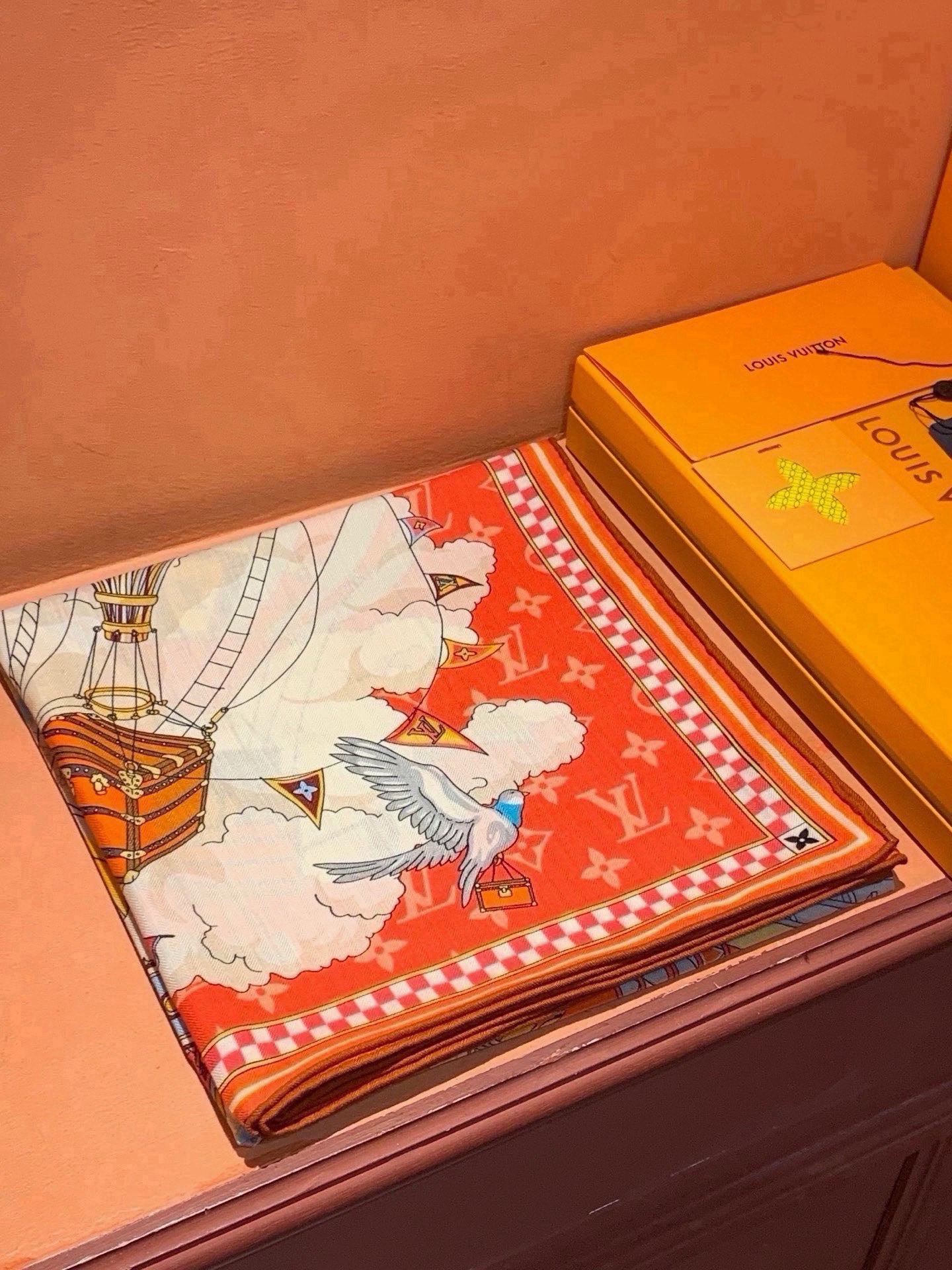 LV x TM 140披肩 【140顶级丝绒双面同色披肩】 本款L Multicolor披肩出自路易威登与知名日本艺术家