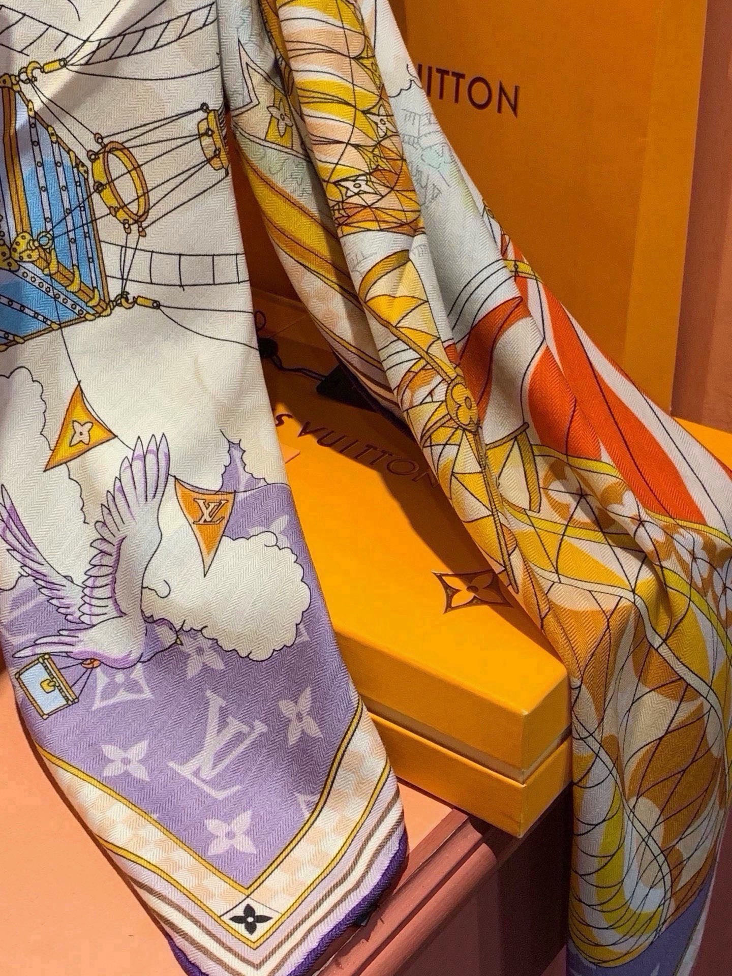LV x TM 140披肩 【140顶级丝绒双面同色披肩】 本款L Multicolor披肩出自路易威登与知名日本艺术家