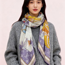 LV x TM 140披肩 【140顶级丝绒双面同色披肩】 本款L Multicolor披肩出自路易威登与知名日本艺术家 LV x TM 140披肩 【140顶级丝绒双面同色披肩】 本款L Multicolor披肩出自路易威登与知名日本艺术家