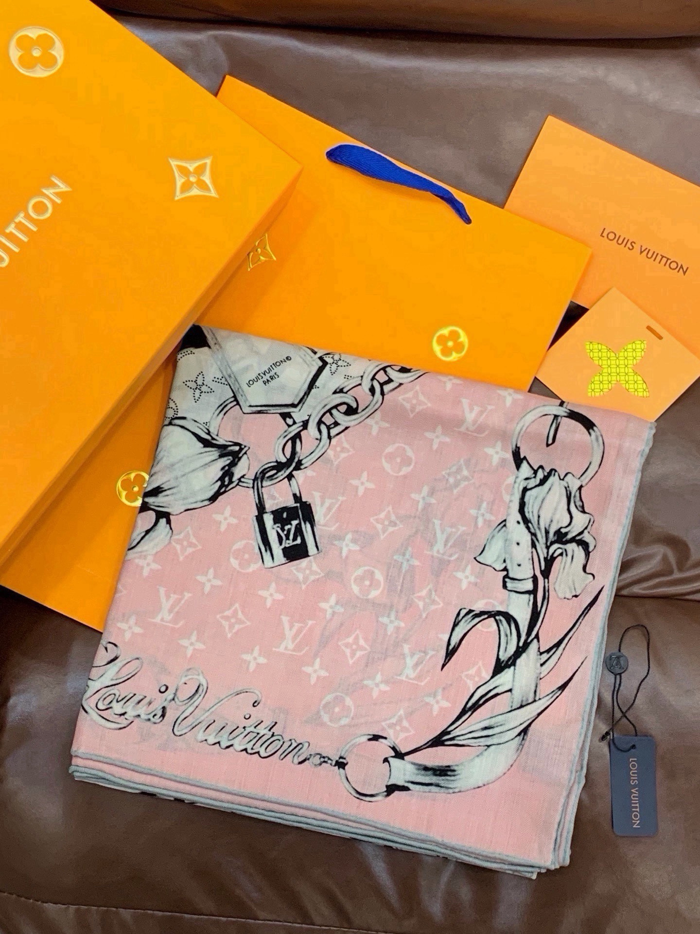 LV x TM 140披肩 【140顶级丝绒双面同色披肩】 本款L Multicolor披肩出自路易威登与知名日本艺术家 LV x TM 140披肩 【140顶级丝绒双面同色披肩】 本款L Multicolor披肩出自路易威登与知名日本艺术家