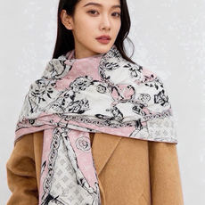 LV x TM 140披肩 【140顶级丝绒双面同色披肩】 本款L Multicolor披肩出自路易威登与知名日本艺术家 LV x TM 140披肩 【140顶级丝绒双面同色披肩】 本款L Multicolor披肩出自路易威登与知名日本艺术家