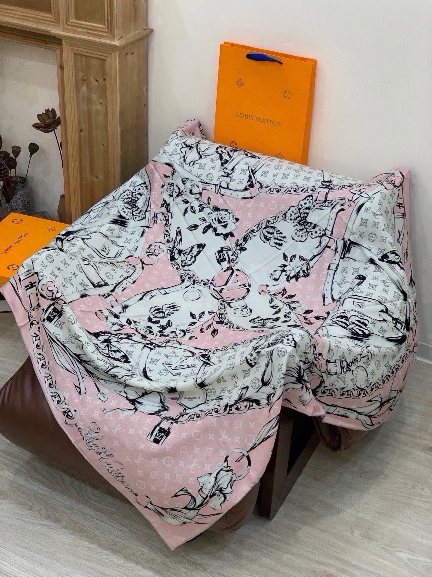 LV x TM 140披肩 【140顶级丝绒双面同色披肩】 本款L Multicolor披肩出自路易威登与知名日本艺术家 LV x TM 140披肩 【140顶级丝绒双面同色披肩】 本款L Multicolor披肩出自路易威登与知名日本艺术家