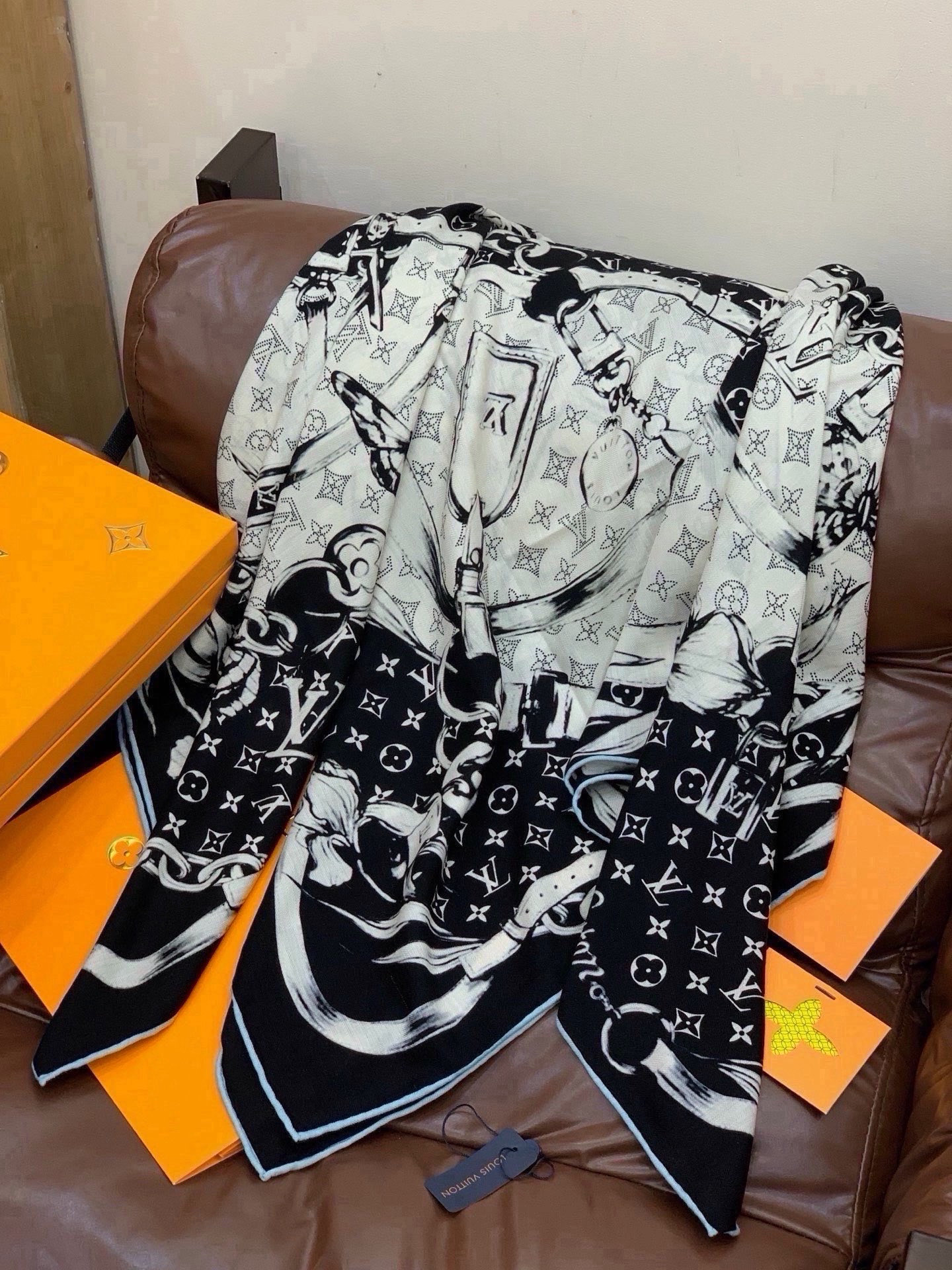 LV x TM 140披肩 【140顶级丝绒双面同色披肩】 本款L Multicolor披肩出自路易威登与知名日本艺术家