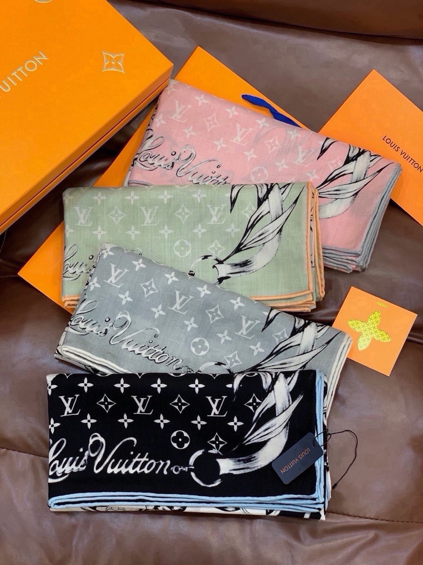 LV x TM 140披肩 【140顶级丝绒双面同色披肩】 本款L Multicolor披肩出自路易威登与知名日本艺术家