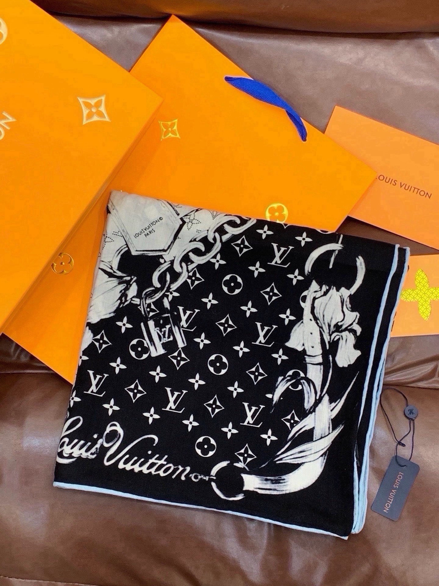 LV x TM 140披肩 【140顶级丝绒双面同色披肩】 本款L Multicolor披肩出自路易威登与知名日本艺术家