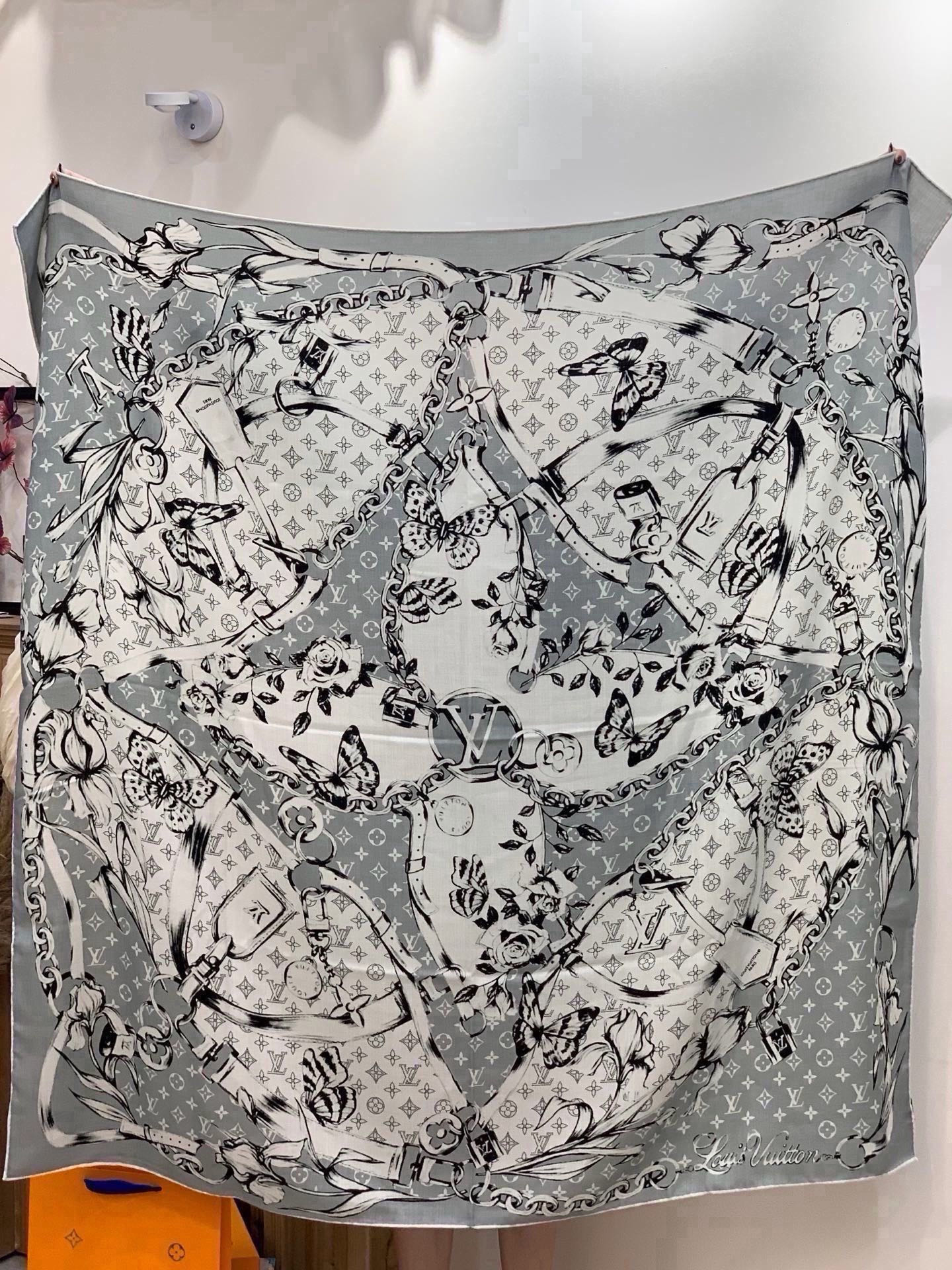 LV x TM 140披肩 【140顶级丝绒双面同色披肩】 本款L Multicolor披肩出自路易威登与知名日本艺术家