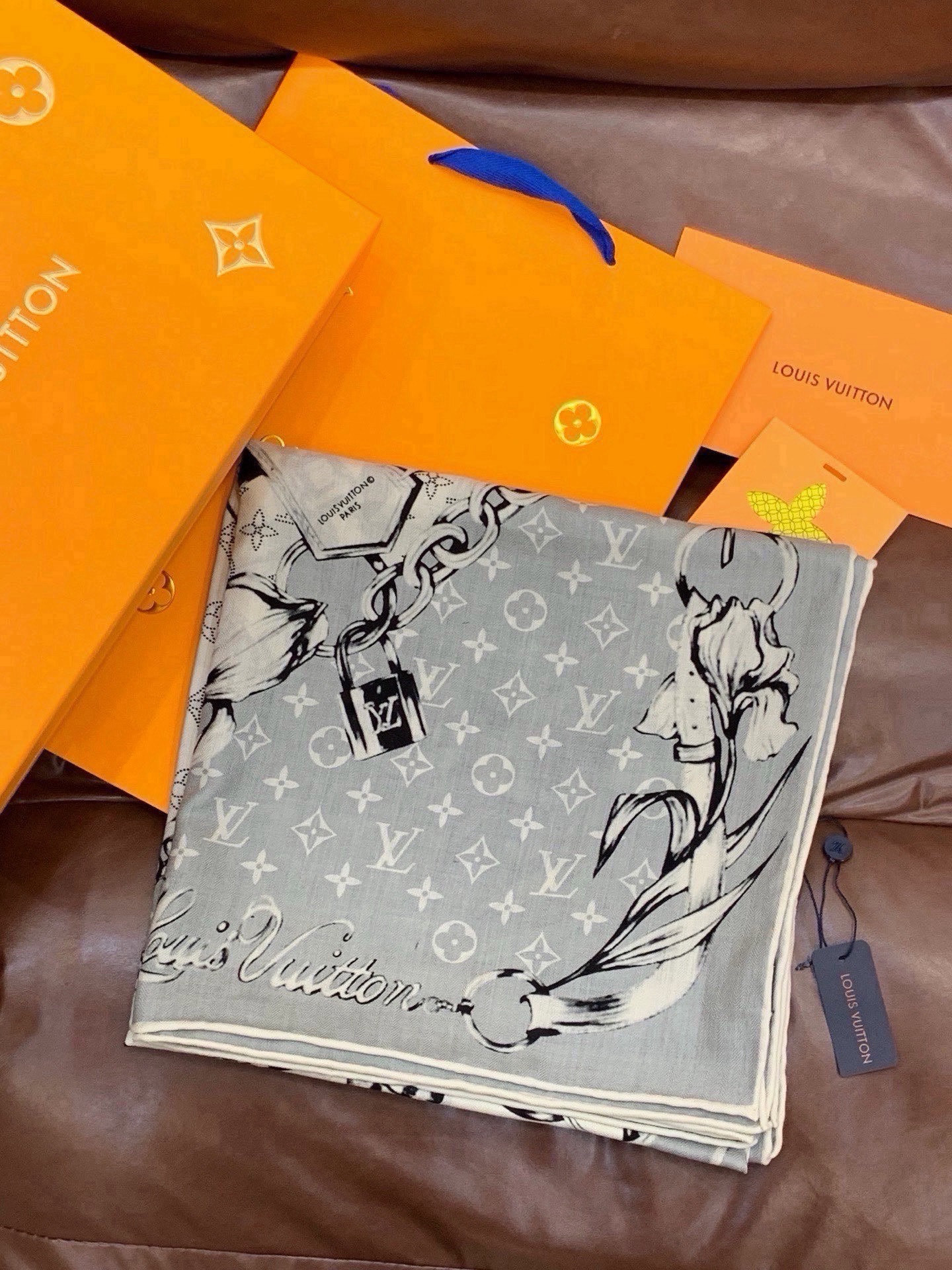 LV x TM 140披肩 【140顶级丝绒双面同色披肩】 本款L Multicolor披肩出自路易威登与知名日本艺术家