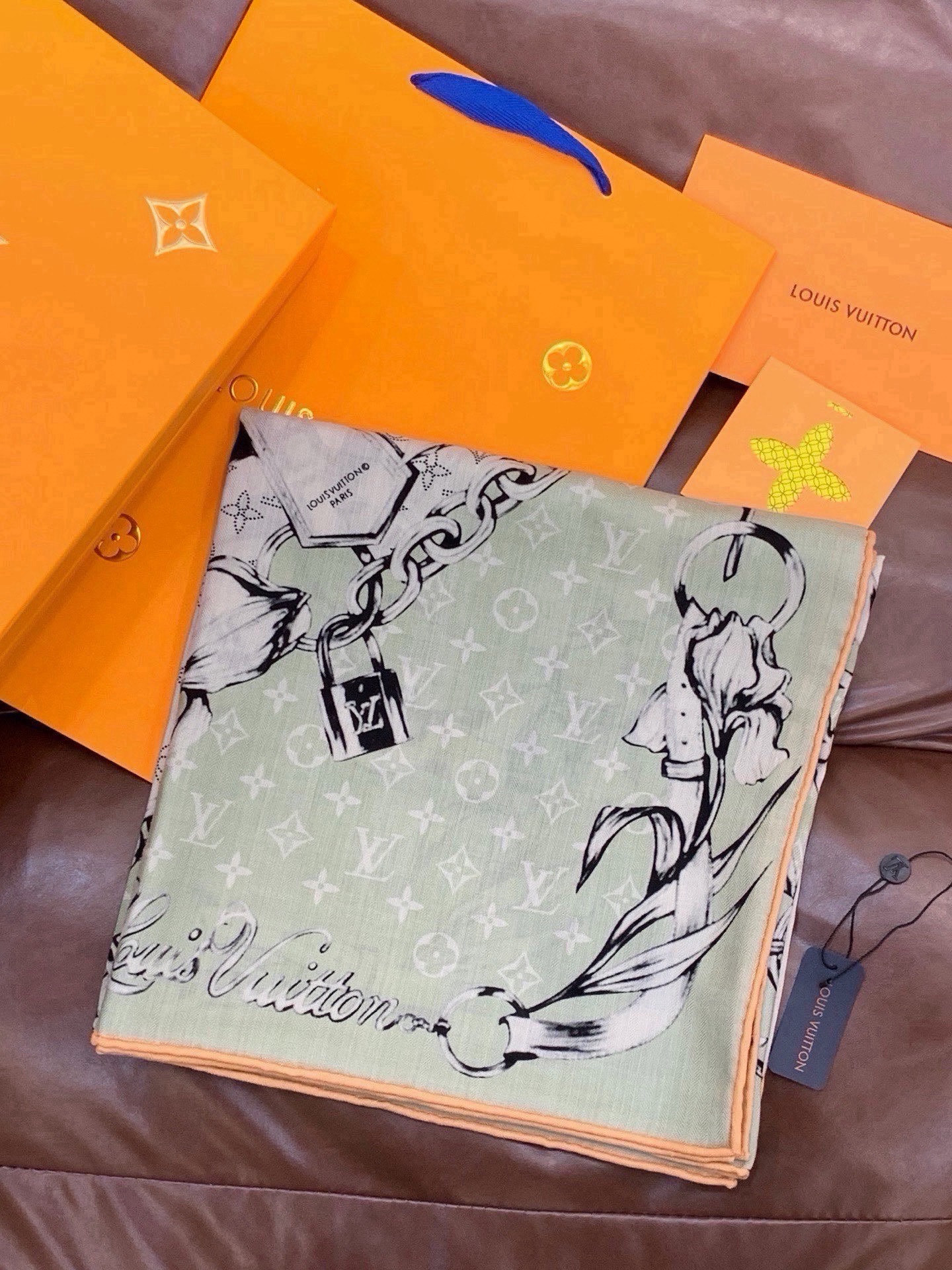 LV x TM 140披肩 【140顶级丝绒双面同色披肩】 本款L Multicolor披肩出自路易威登与知名日本艺术家 LV x TM 140披肩 【140顶级丝绒双面同色披肩】 本款L Multicolor披肩出自路易威登与知名日本艺术家