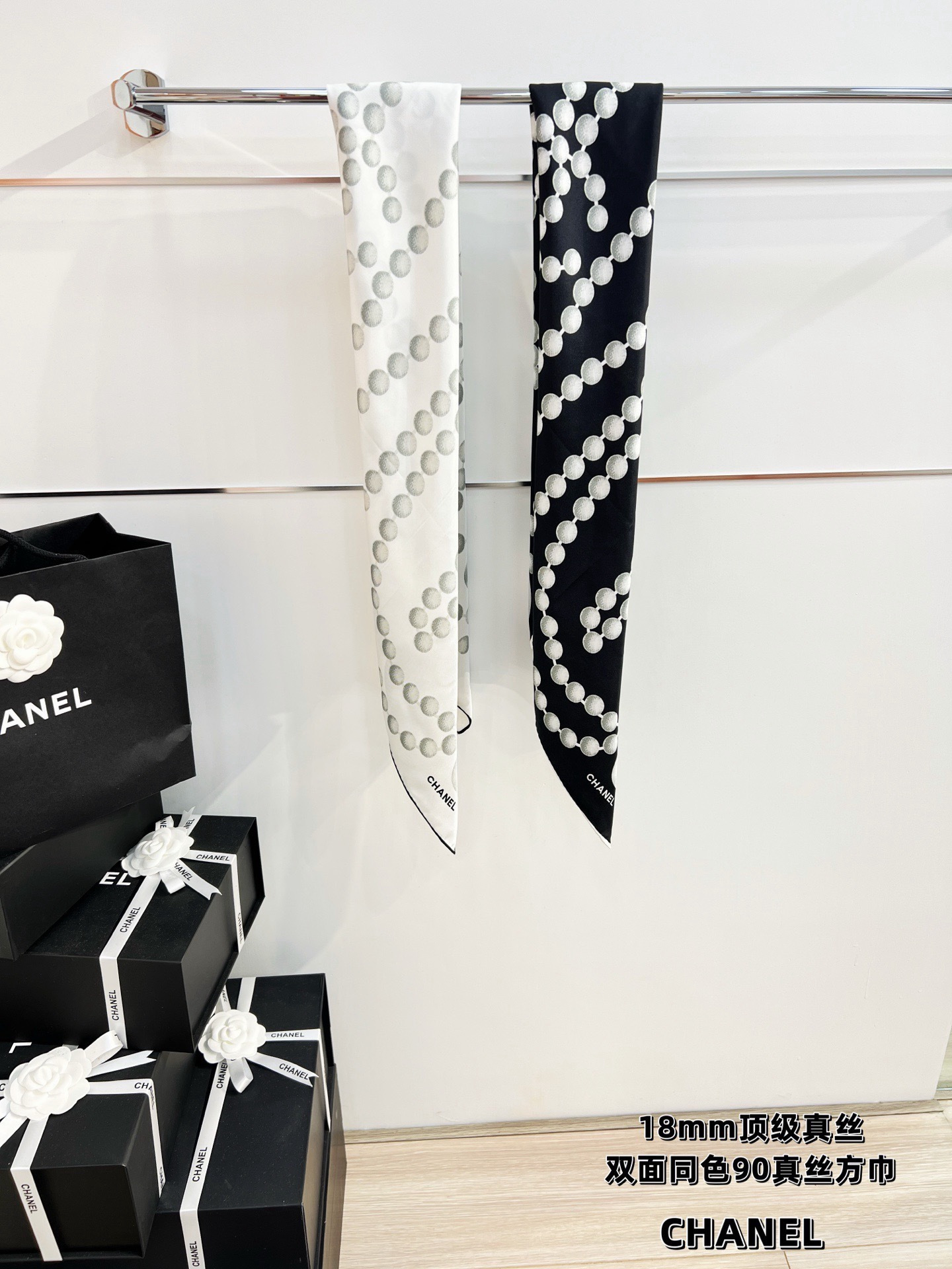 Chanel 90丝巾 新品 18mm顶级真丝双面同色印花 完美珍珠与双C的组合设计 永远是香家最不可错过的时尚单品 高 Chanel 90丝巾 新品 18mm顶级真丝双面同色印花 完美珍珠与双C的组合设计 永远是香家最不可错过的时尚单品 高