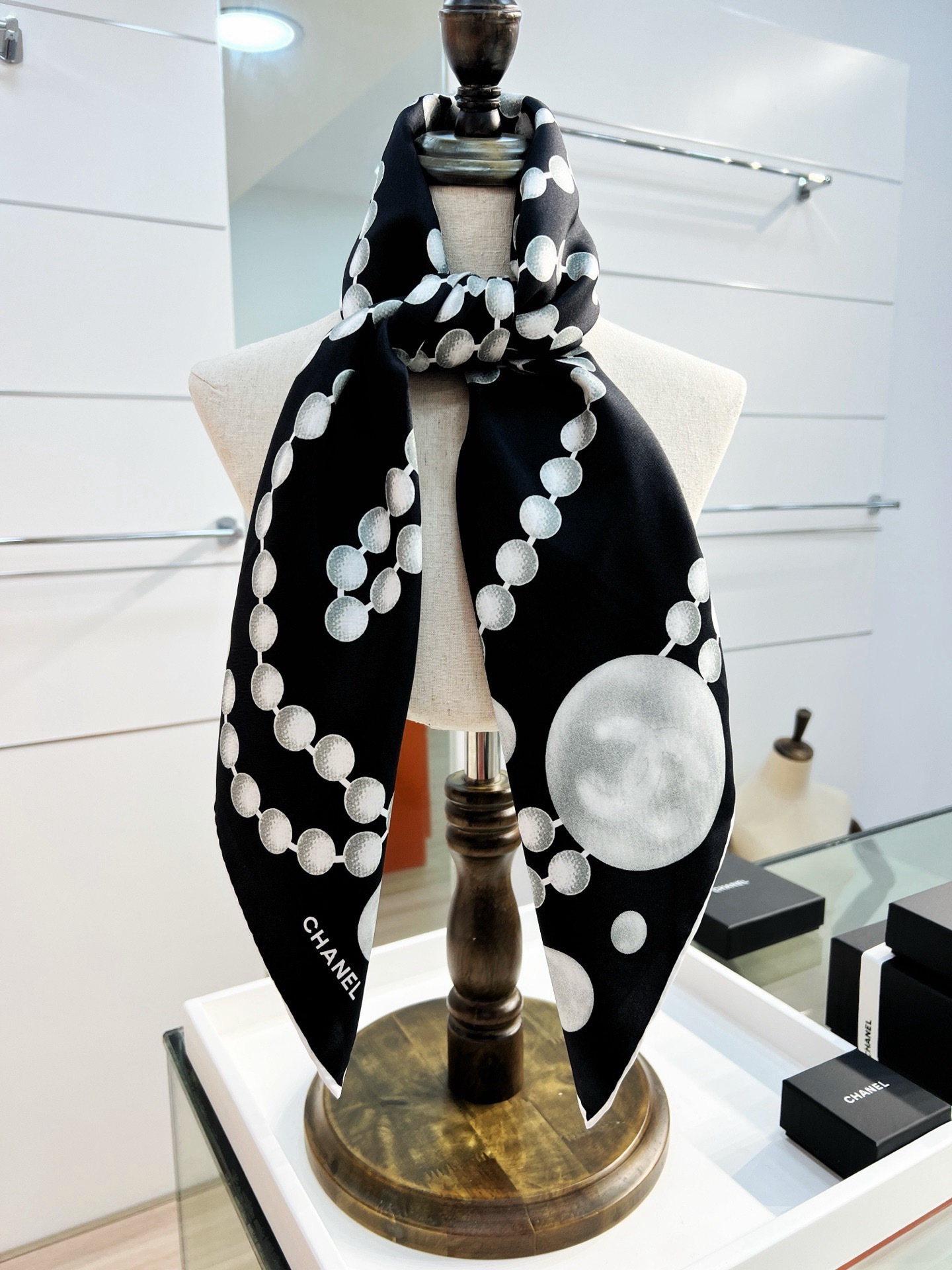 Chanel 90丝巾 新品 18mm顶级真丝双面同色印花 完美珍珠与双C的组合设计 永远是香家最不可错过的时尚单品 高 Chanel 90丝巾 新品 18mm顶级真丝双面同色印花 完美珍珠与双C的组合设计 永远是香家最不可错过的时尚单品 高