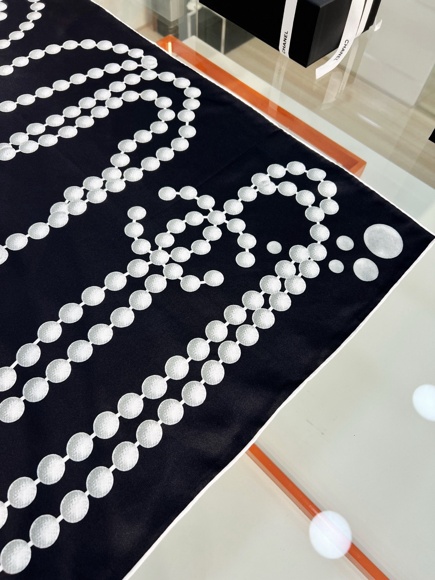 Chanel 90丝巾 新品 18mm顶级真丝双面同色印花 完美珍珠与双C的组合设计 永远是香家最不可错过的时尚单品 高 Chanel 90丝巾 新品 18mm顶级真丝双面同色印花 完美珍珠与双C的组合设计 永远是香家最不可错过的时尚单品 高