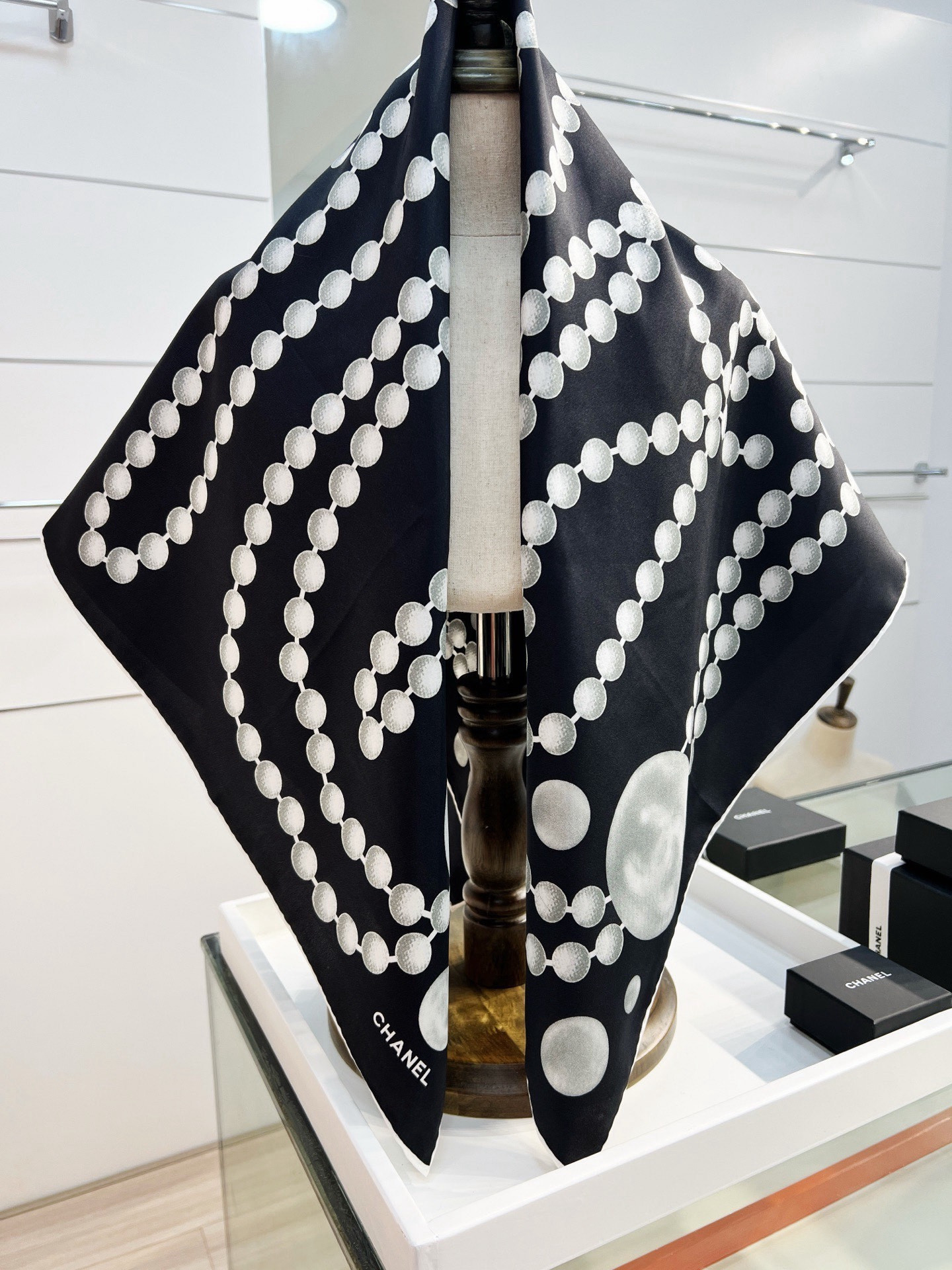 Chanel 90丝巾 新品 18mm顶级真丝双面同色印花 完美珍珠与双C的组合设计 永远是香家最不可错过的时尚单品 高 Chanel 90丝巾 新品 18mm顶级真丝双面同色印花 完美珍珠与双C的组合设计 永远是香家最不可错过的时尚单品 高