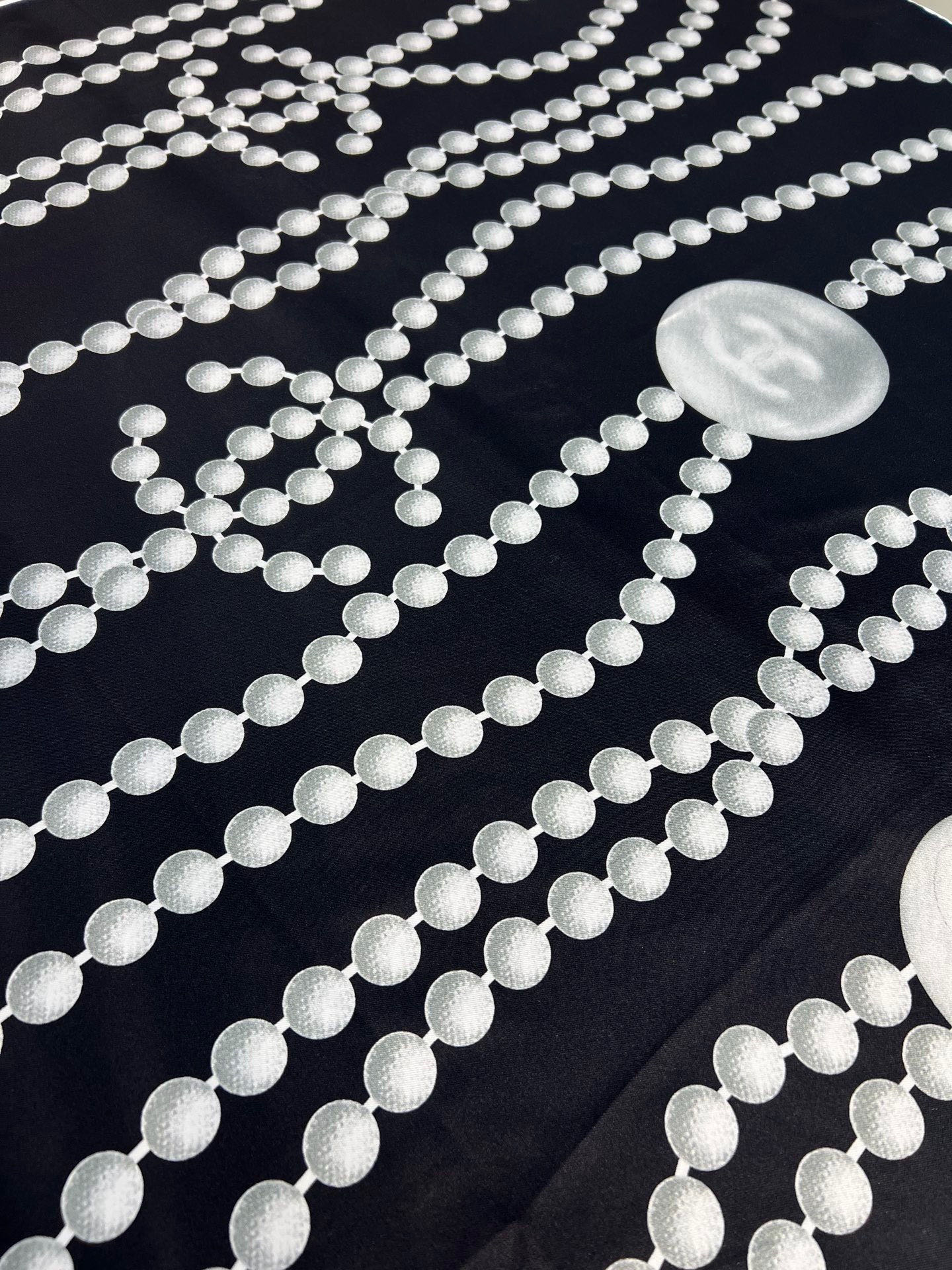 Chanel 90丝巾 新品 18mm顶级真丝双面同色印花 完美珍珠与双C的组合设计 永远是香家最不可错过的时尚单品 高 Chanel 90丝巾 新品 18mm顶级真丝双面同色印花 完美珍珠与双C的组合设计 永远是香家最不可错过的时尚单品 高