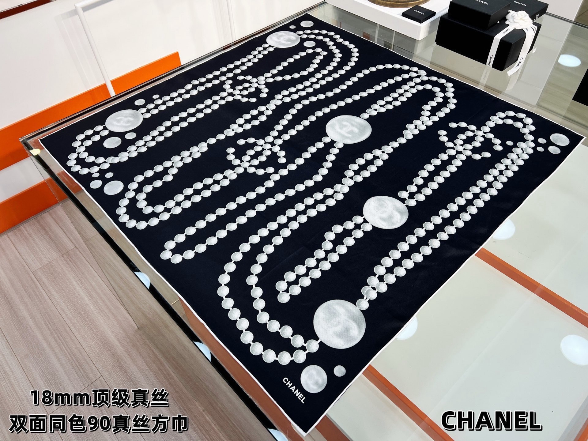 Chanel 90丝巾 新品 18mm顶级真丝双面同色印花 完美珍珠与双C的组合设计 永远是香家最不可错过的时尚单品 高 Chanel 90丝巾 新品 18mm顶级真丝双面同色印花 完美珍珠与双C的组合设计 永远是香家最不可错过的时尚单品 高