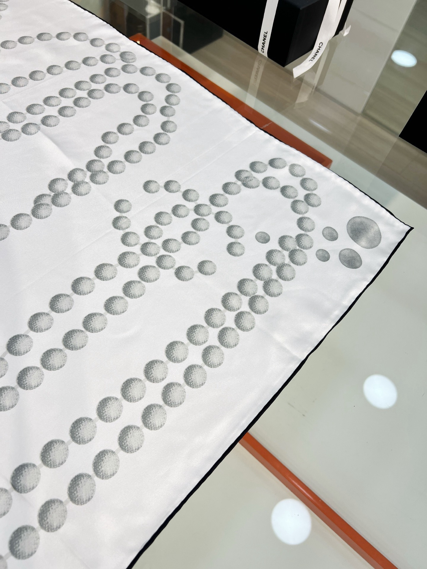 Chanel 90丝巾 新品 18mm顶级真丝双面同色印花 完美珍珠与双C的组合设计 永远是香家最不可错过的时尚单品 高