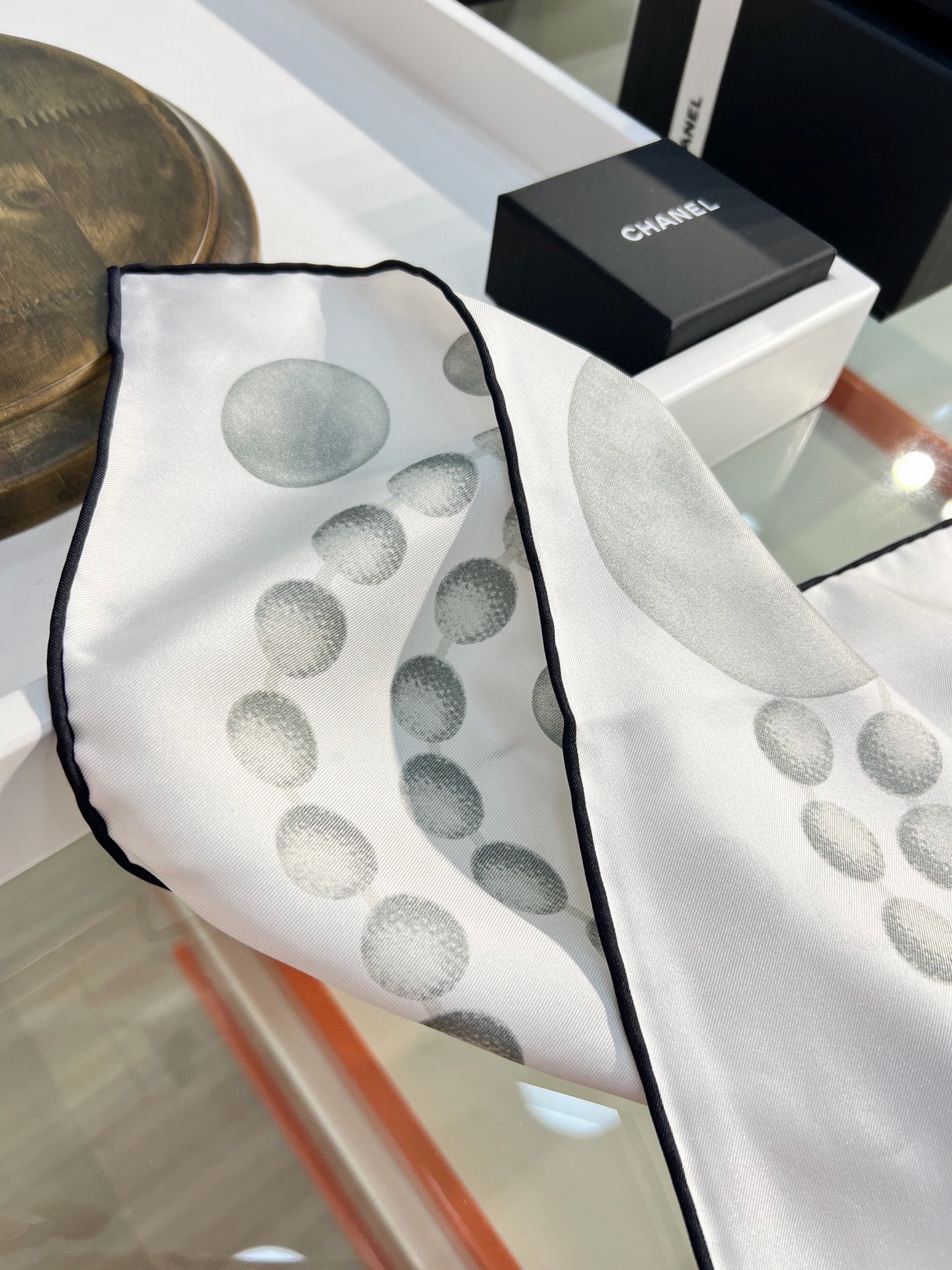 Chanel 90丝巾 新品 18mm顶级真丝双面同色印花 完美珍珠与双C的组合设计 永远是香家最不可错过的时尚单品 高
