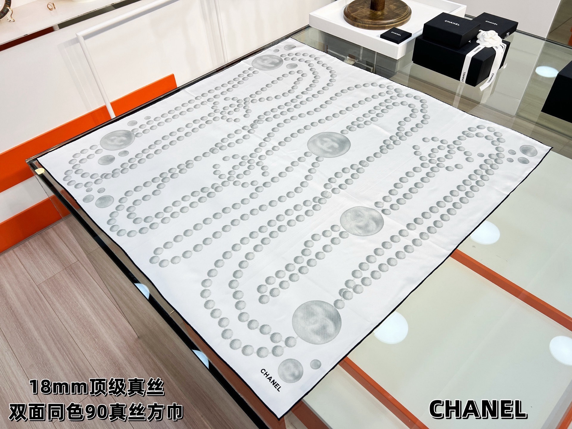 Chanel 90丝巾 新品 18mm顶级真丝双面同色印花 完美珍珠与双C的组合设计 永远是香家最不可错过的时尚单品 高 Chanel 90丝巾 新品 18mm顶级真丝双面同色印花 完美珍珠与双C的组合设计 永远是香家最不可错过的时尚单品 高