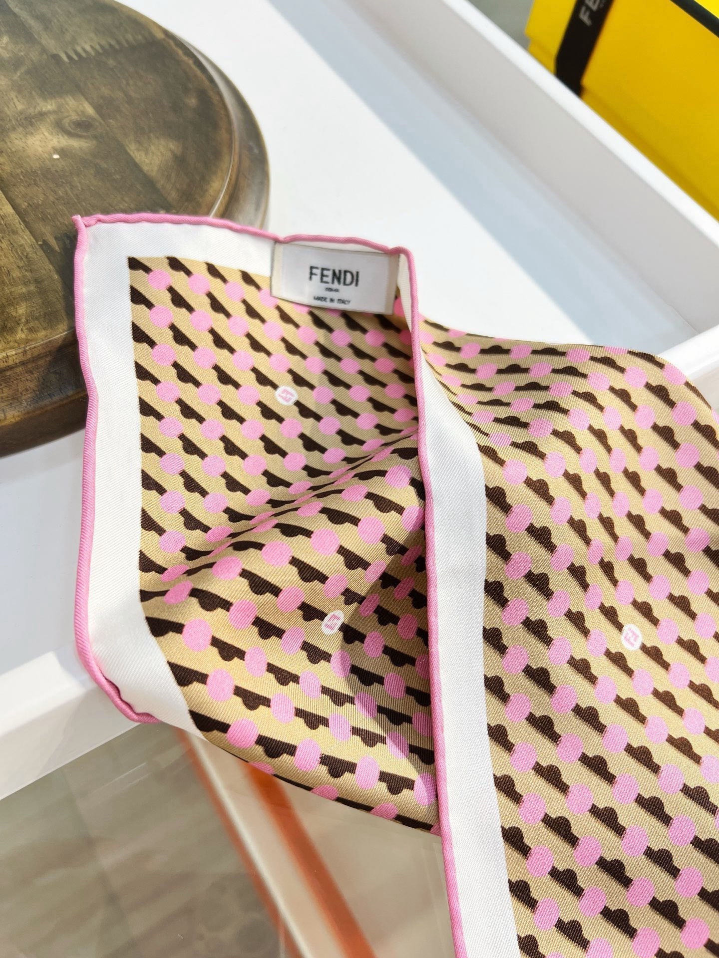 FENDI围巾 FENDI Dots桑蚕丝围巾 粉红色桑蚕丝方形围巾。饰有FENDI Dots图案，由与对角条纹交织的微