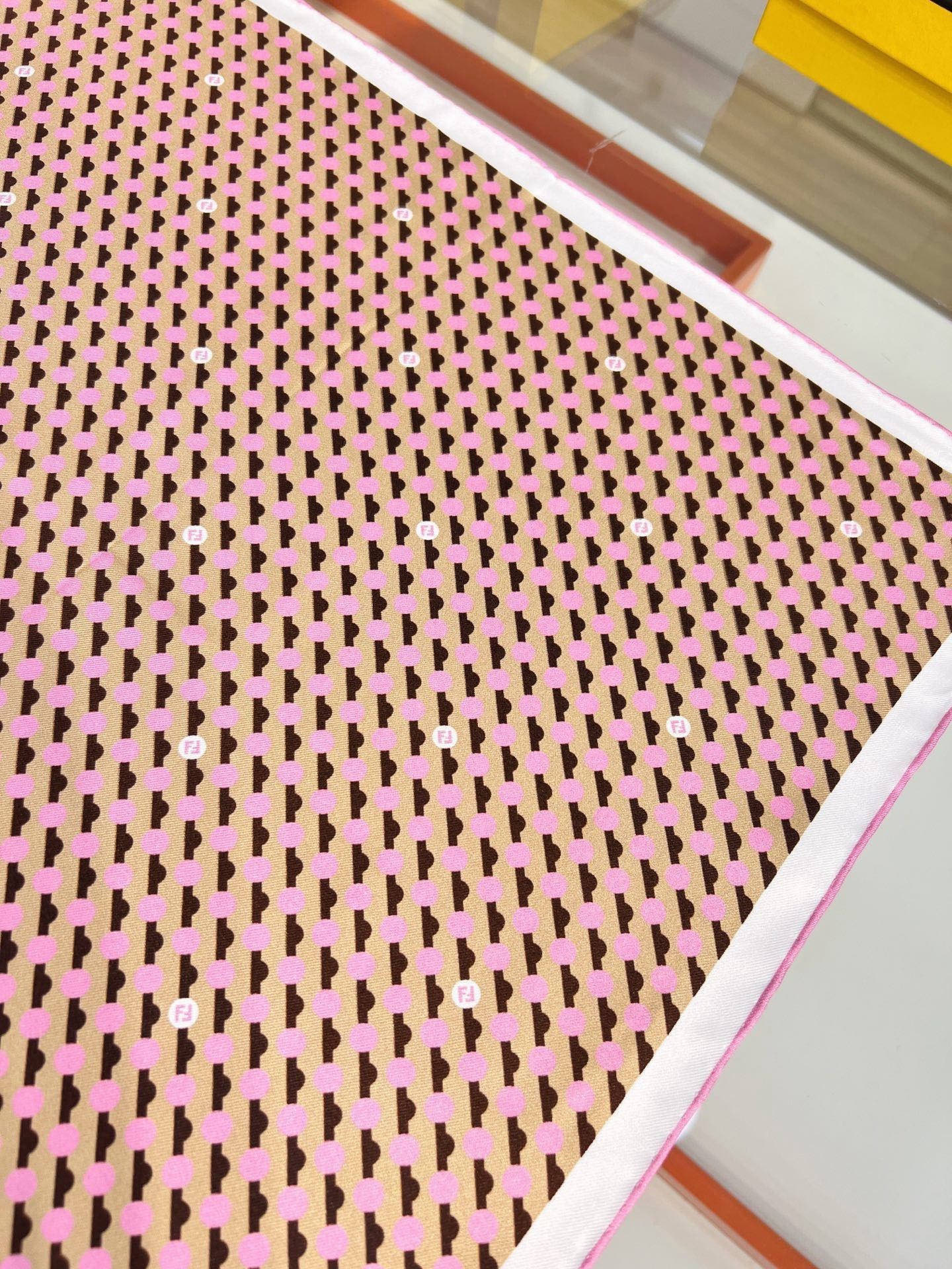 FENDI围巾 FENDI Dots桑蚕丝围巾 粉红色桑蚕丝方形围巾。饰有FENDI Dots图案，由与对角条纹交织的微