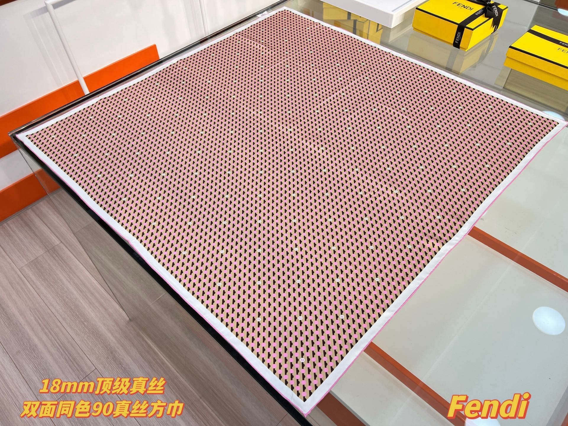 FENDI围巾 FENDI Dots桑蚕丝围巾 粉红色桑蚕丝方形围巾。饰有FENDI Dots图案,由与对角条纹交织的微 FENDI围巾 FENDI Dots桑蚕丝围巾 粉红色桑蚕丝方形围巾。饰有FENDI Dots图案,由与对角条纹交织的微
