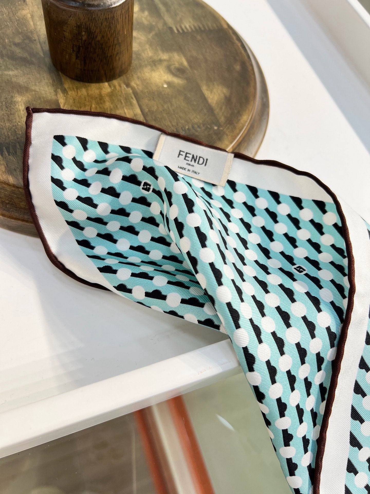FENDI围巾 FENDI Dots桑蚕丝围巾 粉红色桑蚕丝方形围巾。饰有FENDI Dots图案，由与对角条纹交织的微