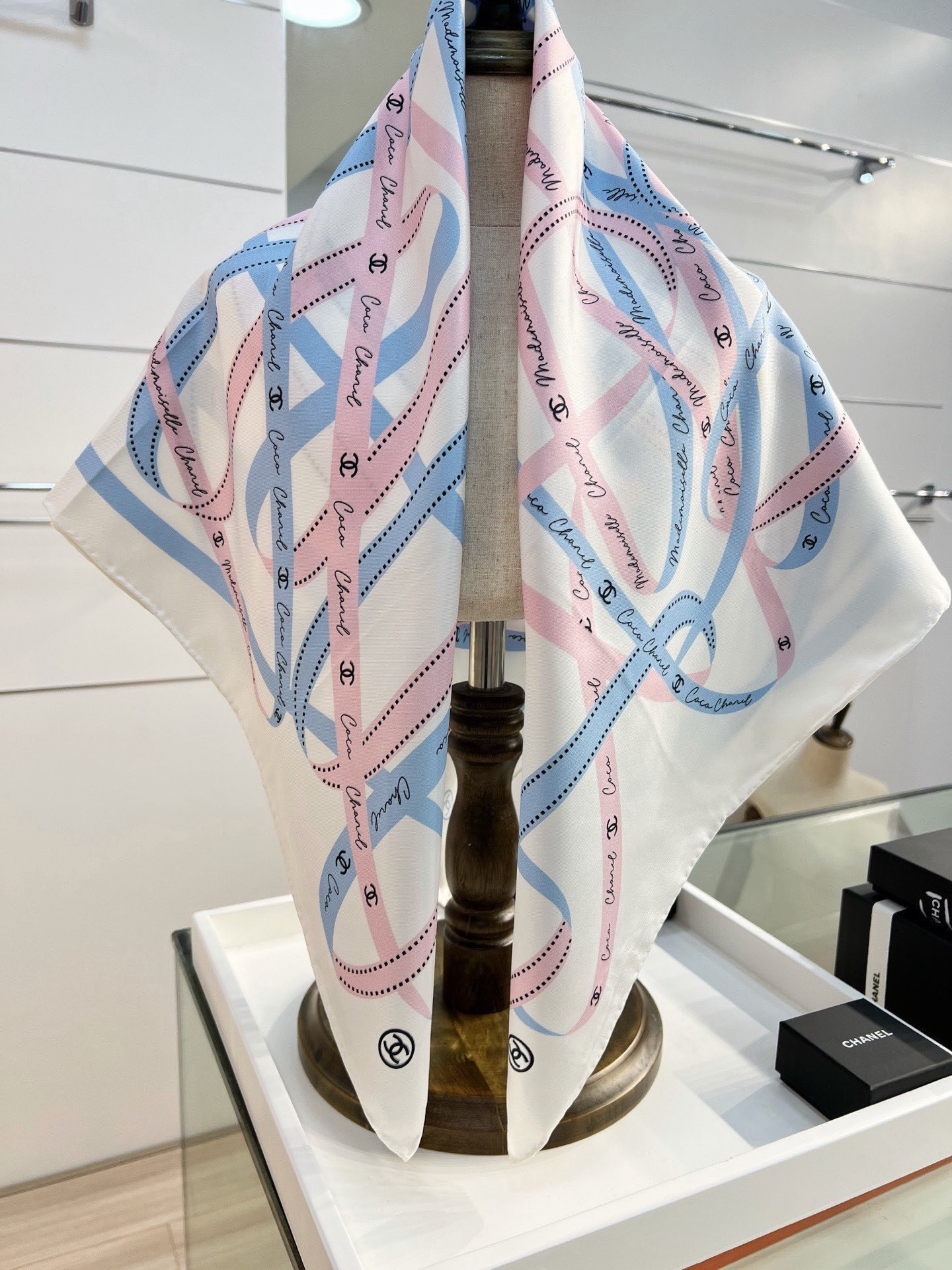 Chanel 26c~ 【18mm顶级双面真丝印花丝巾】 设计元素主要丝带、品牌logo 非常经典的设计、不挑人, 超显 Chanel 26c~ 【18mm顶级双面真丝印花丝巾】 设计元素主要丝带、品牌logo 非常经典的设计、不挑人, 超显